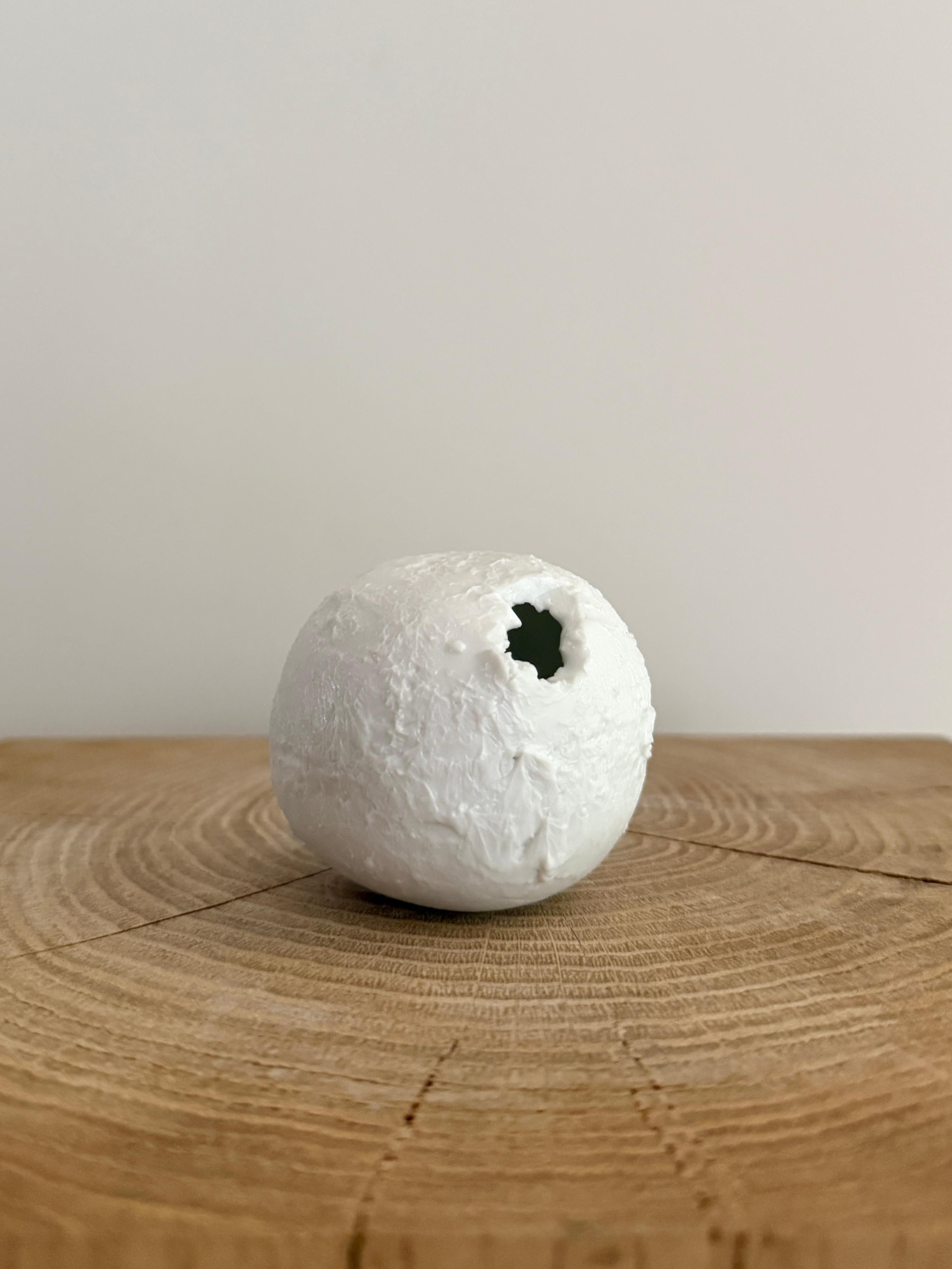 Petite sculpture en céramique avec texture, Laura Pasquino - 'Super White 1' Miniature