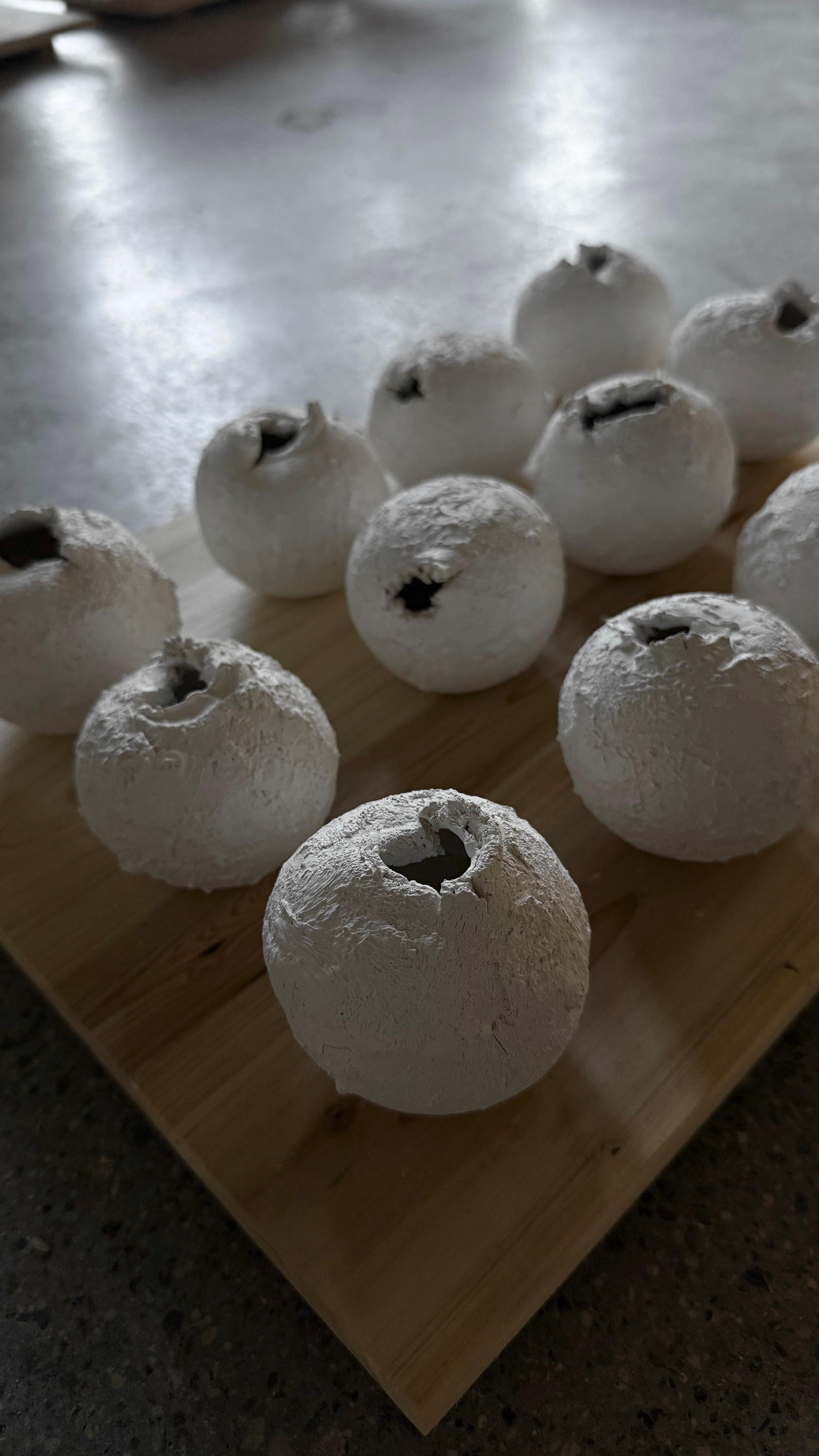 Piccola scultura in ceramica con texture, Laura Pasquino - Miniatura 