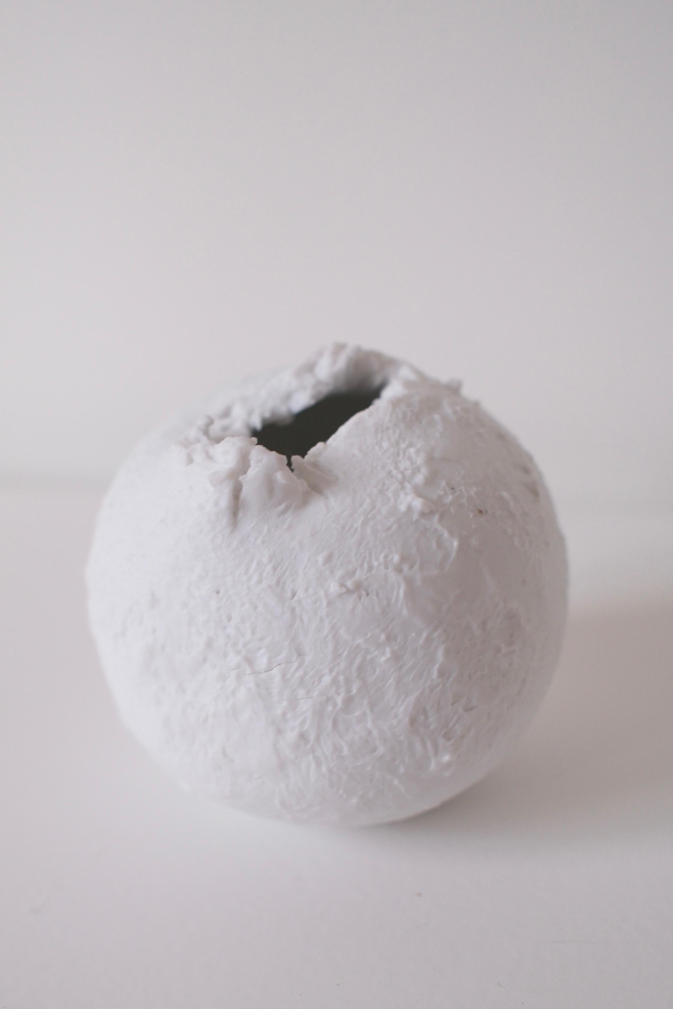 Small Ceramic Sculpture with Texture, Laura Pasquino - 'Super White 3' Miniature