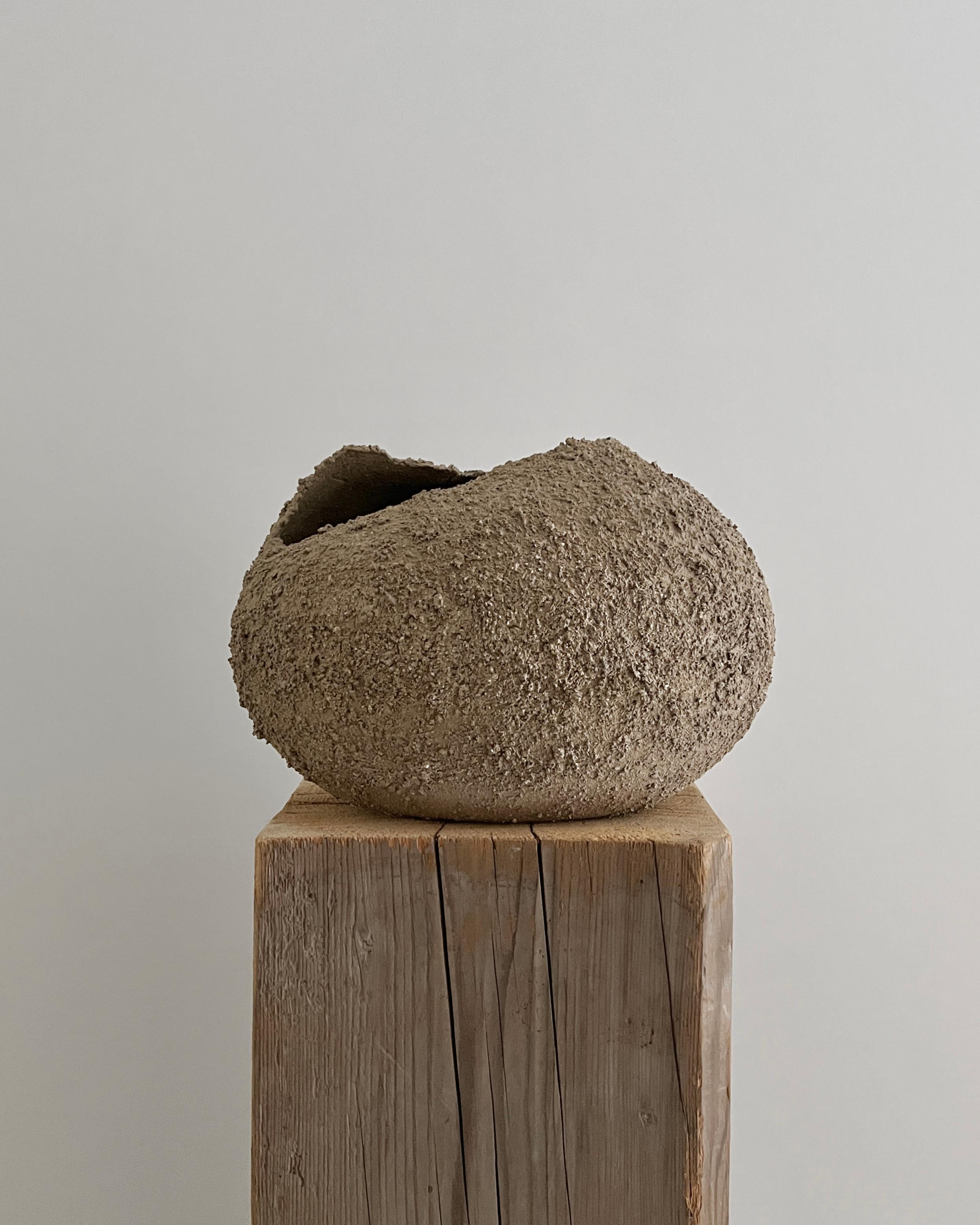 Piccola scultura contemporanea in ceramica naturale, 2024 - 