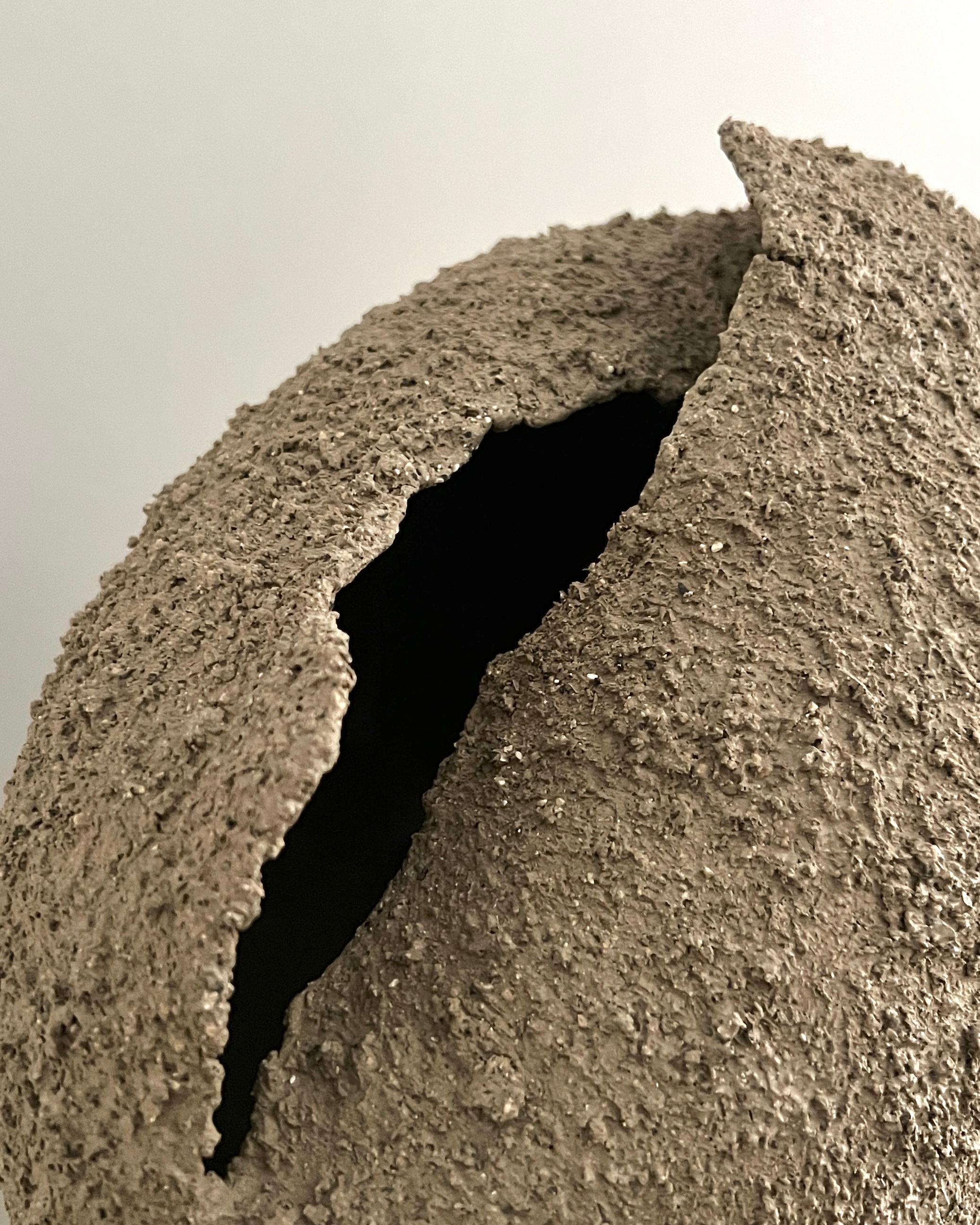 Piccola scultura contemporanea in ceramica naturale, 2024 - 
