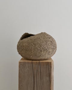 Kleine zeitgenössische natürliche Keramikskulptur, 2024 - 'Brown Dove' (Braune Taube)