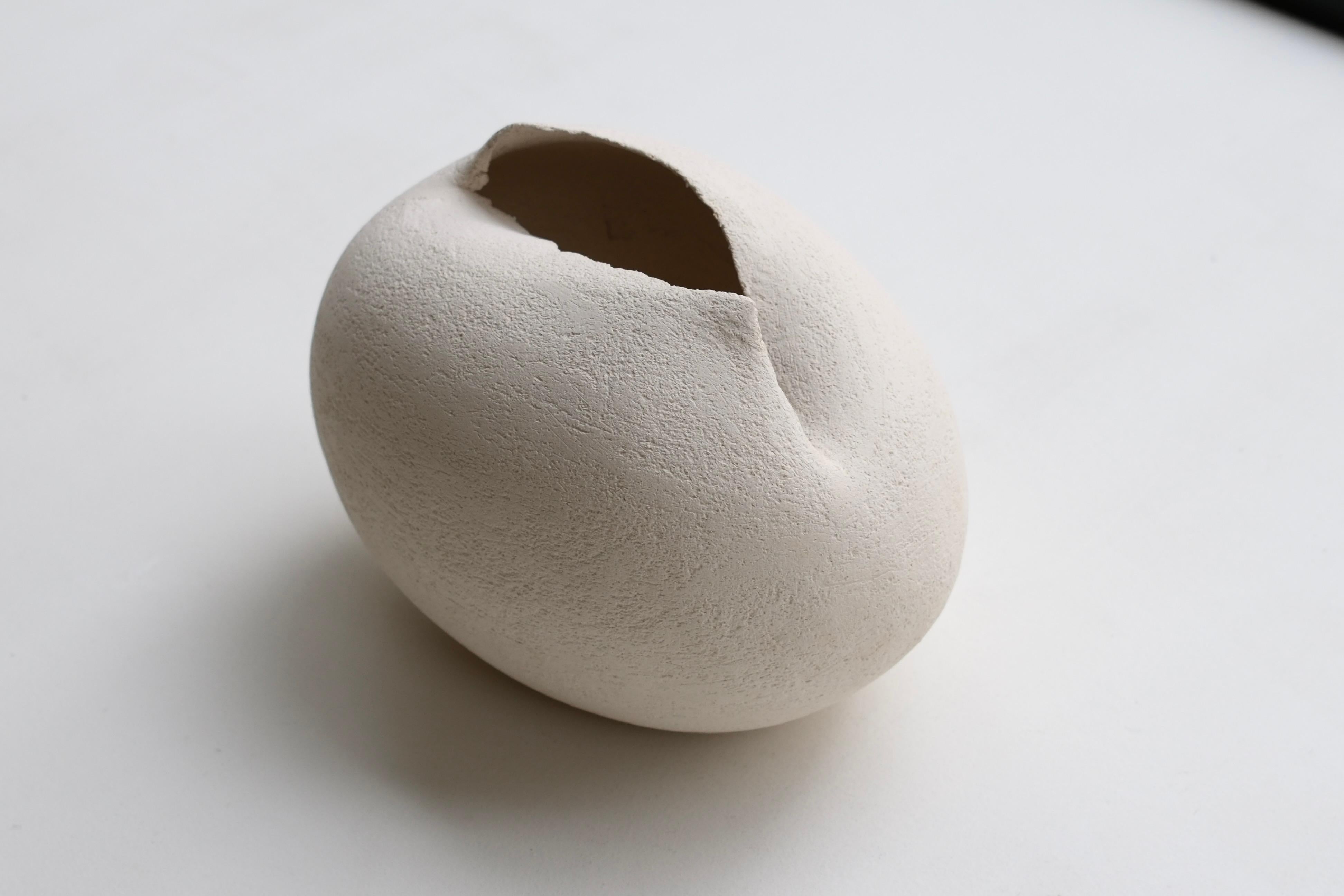 Piccola scultura contemporanea in ceramica bianca, 2024 - 'Colomba' 5
