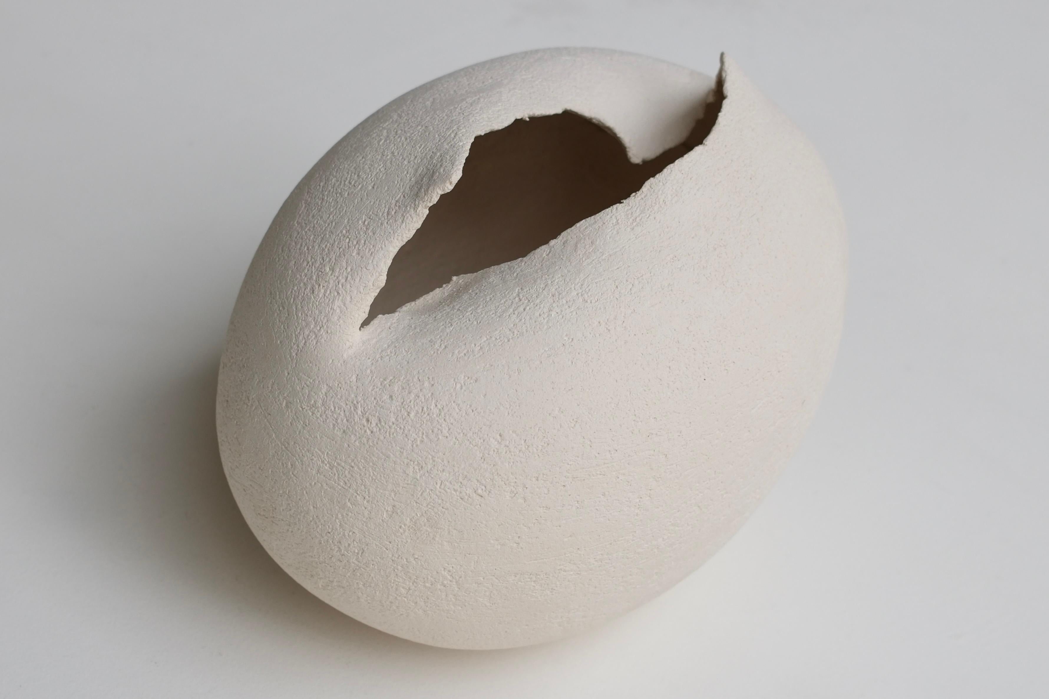 Piccola scultura contemporanea in ceramica bianca, 2024 - 'Colomba' 6