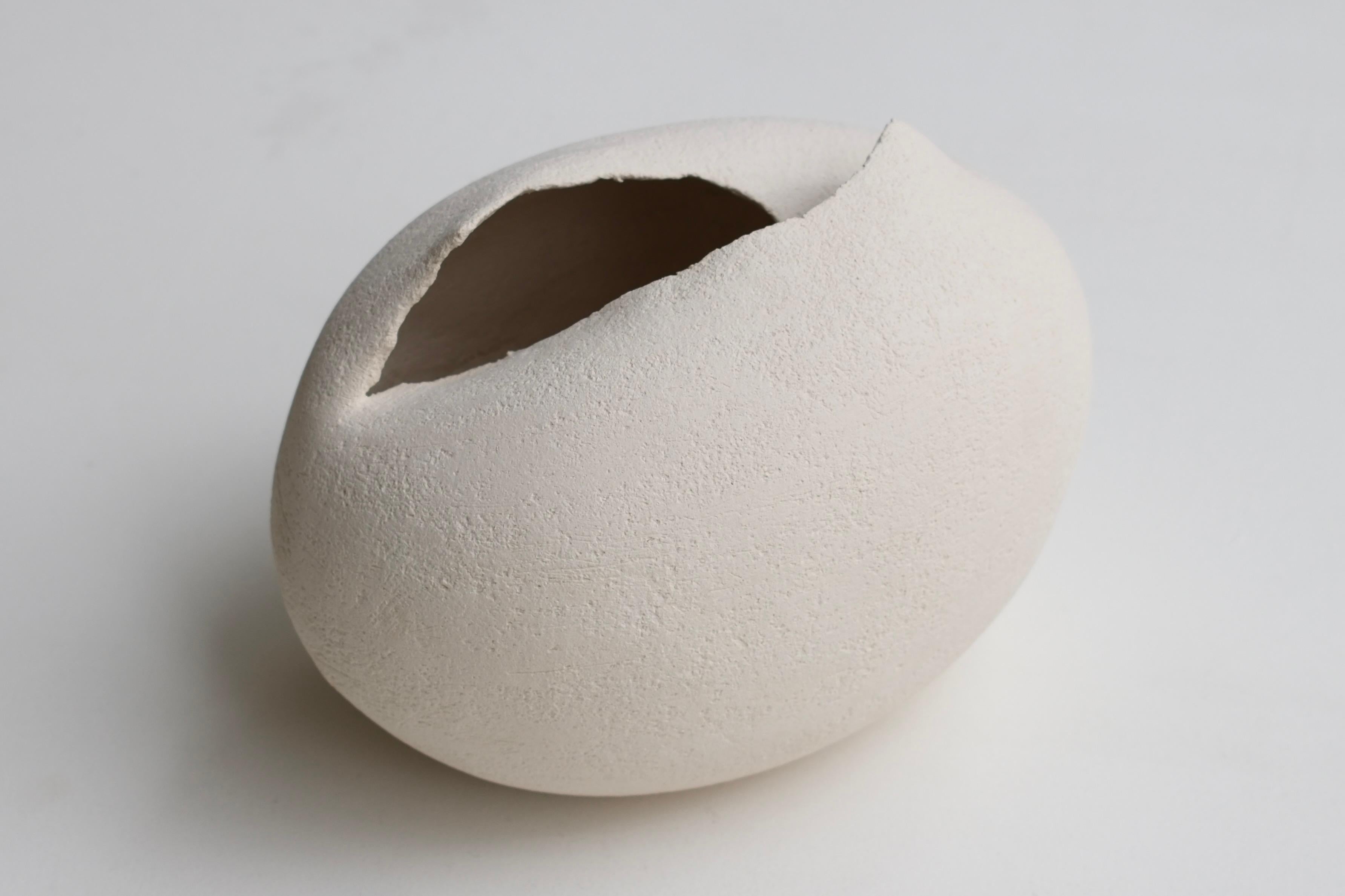Piccola scultura contemporanea in ceramica bianca, 2024 - 'Colomba' 7