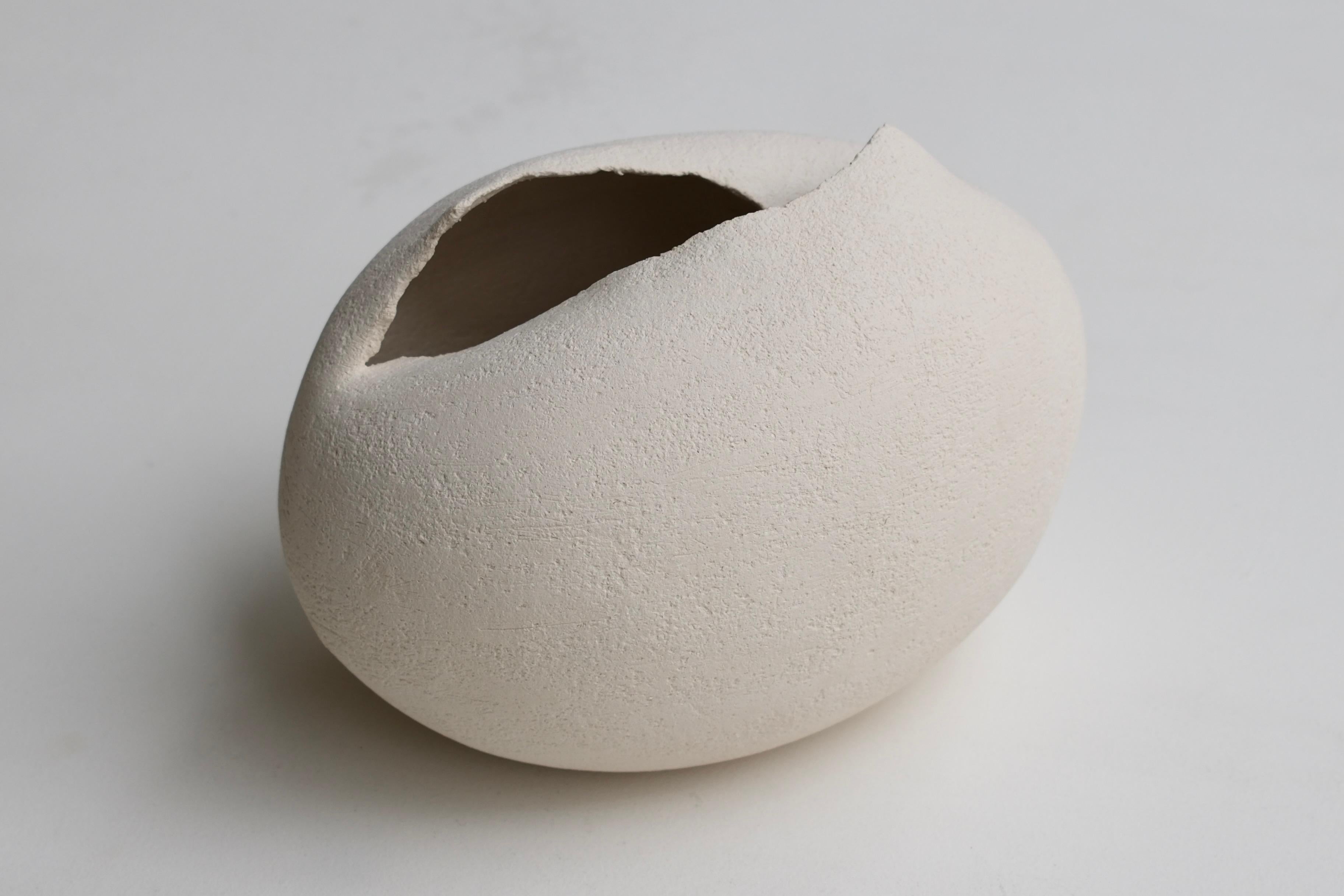 Piccola scultura contemporanea in ceramica bianca, 2024 - 'Colomba' 8