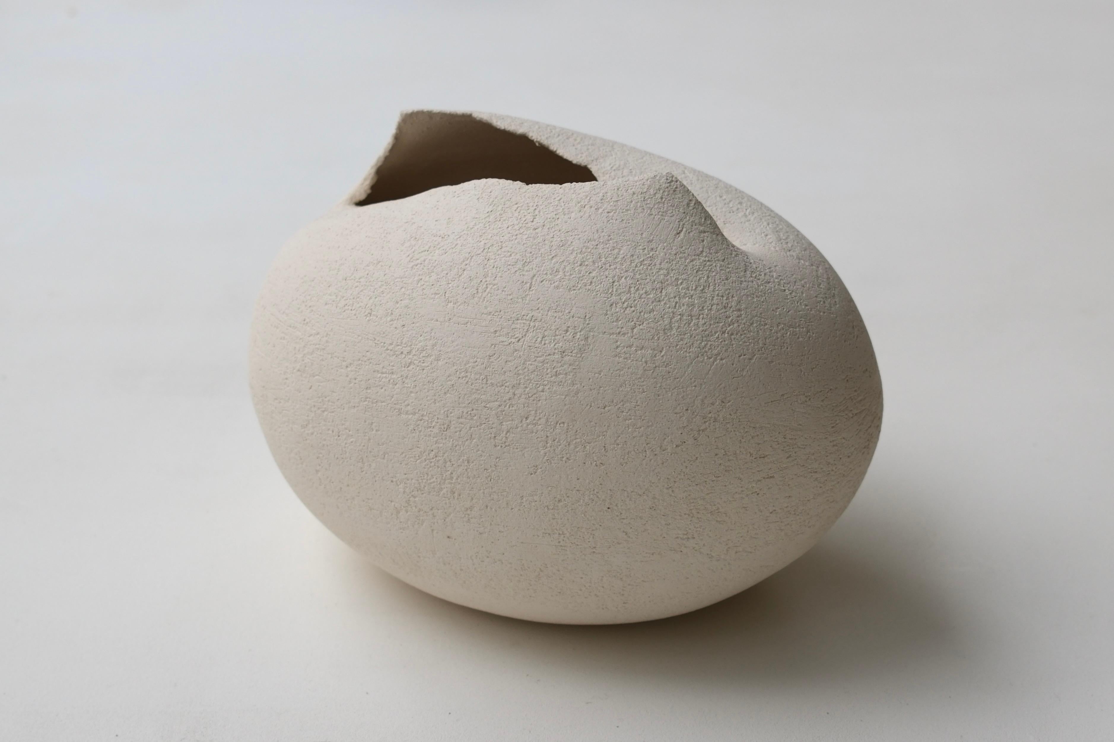 Piccola scultura contemporanea in ceramica bianca, 2024 - 'Colomba' 9