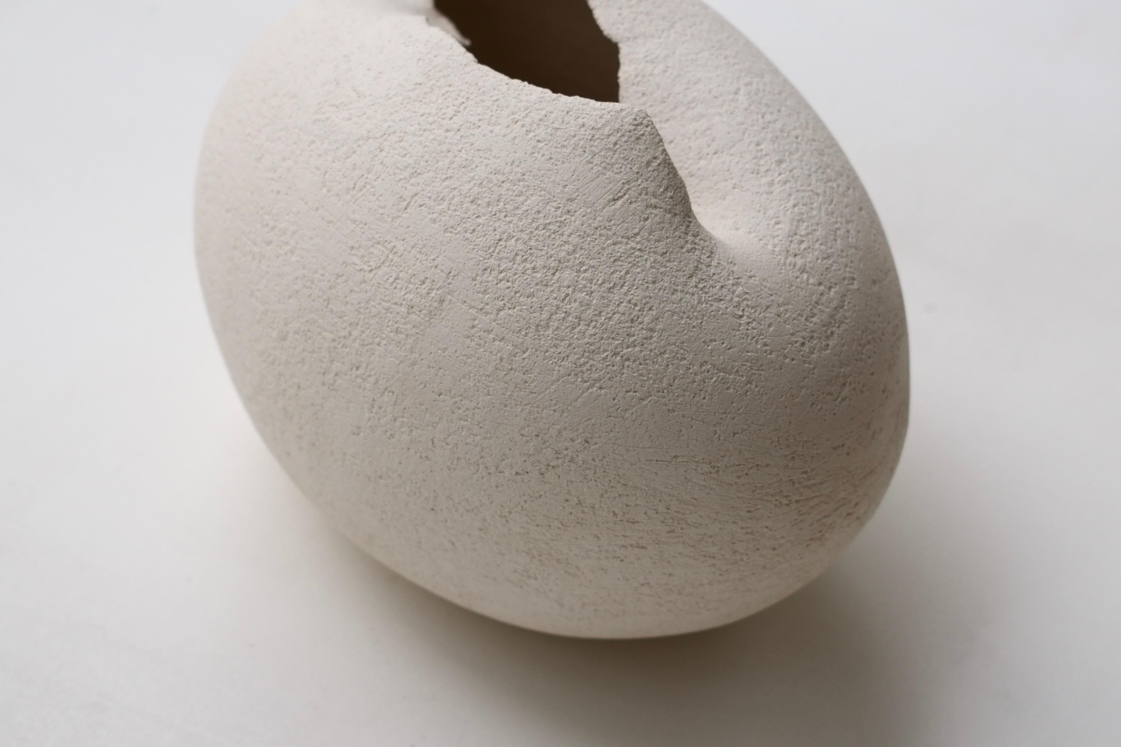 Piccola scultura contemporanea in ceramica bianca, 2024 - 'Colomba' 10