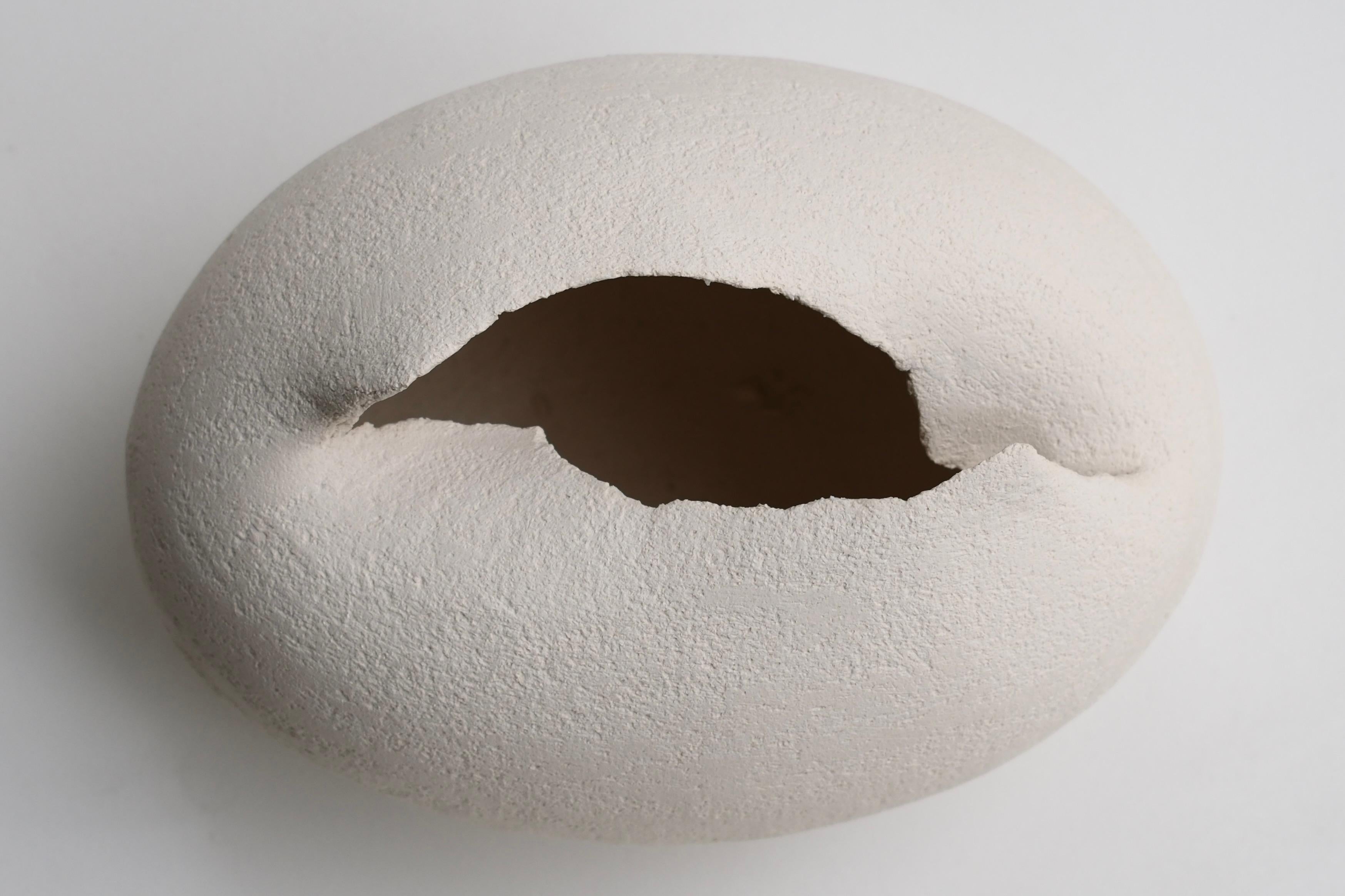 Piccola scultura contemporanea in ceramica bianca, 2024 - 'Colomba' 11