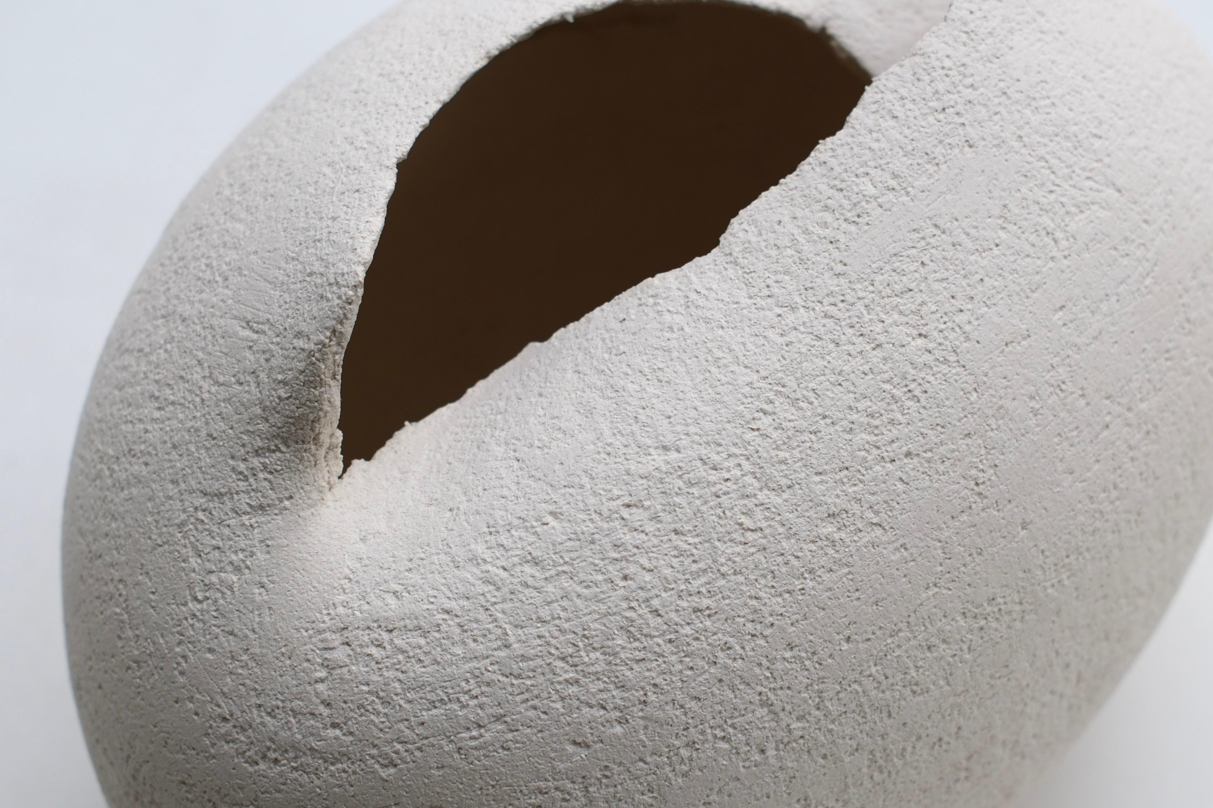 Piccola scultura contemporanea in ceramica bianca, 2024 - 'Colomba' 12