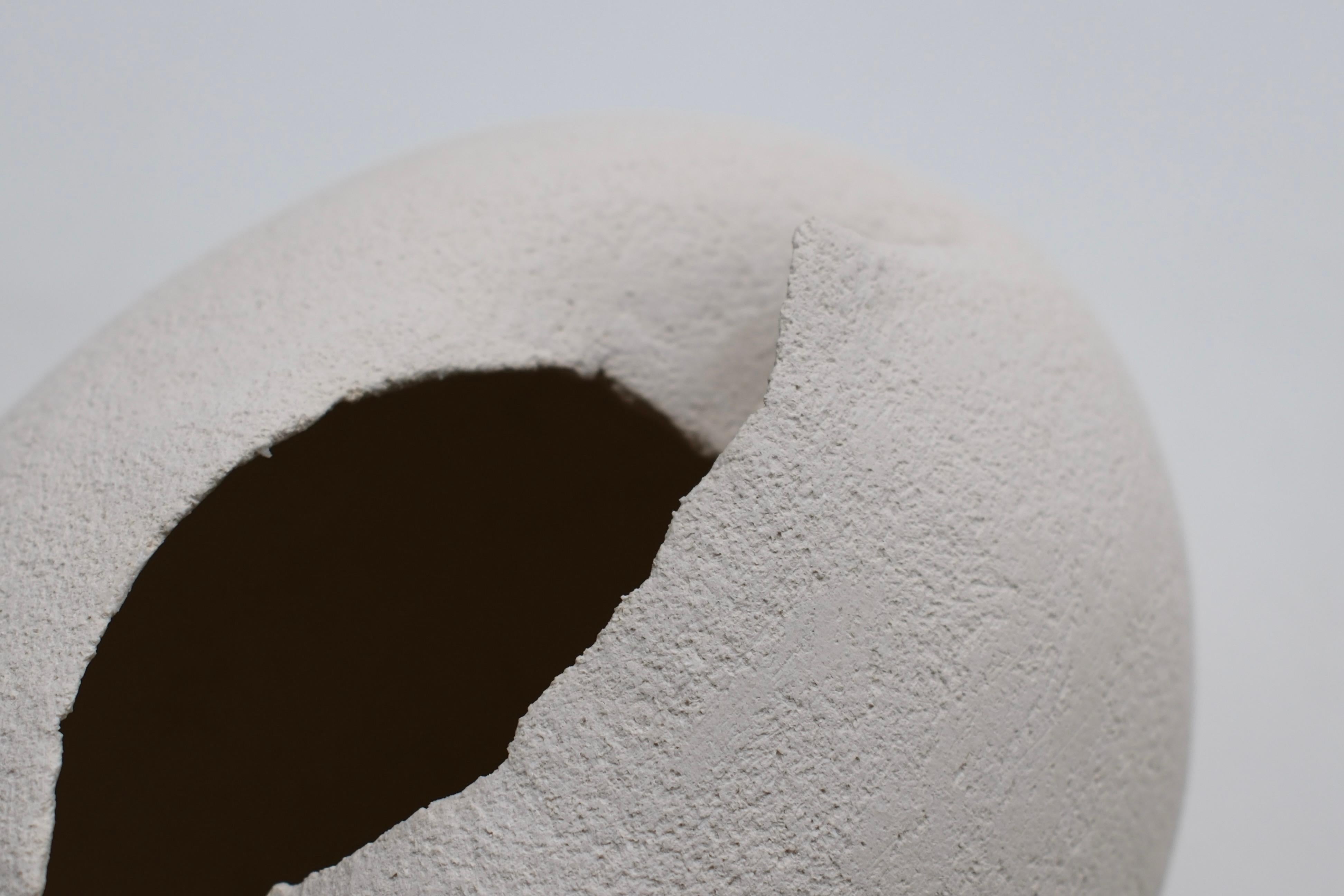 Piccola scultura contemporanea in ceramica bianca, 2024 - 'Colomba' 13