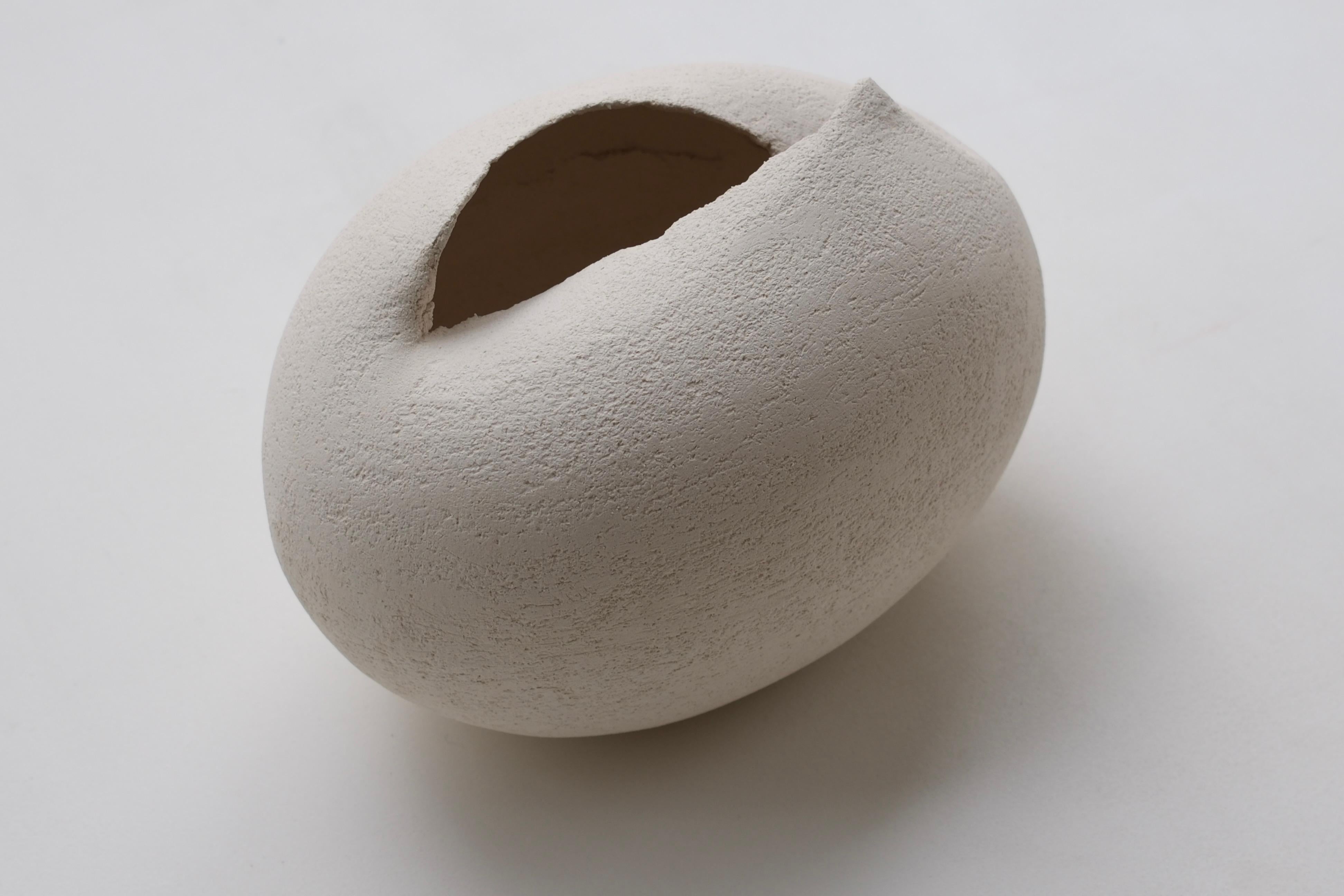 Piccola scultura contemporanea in ceramica bianca, 2024 - 'Colomba' 4