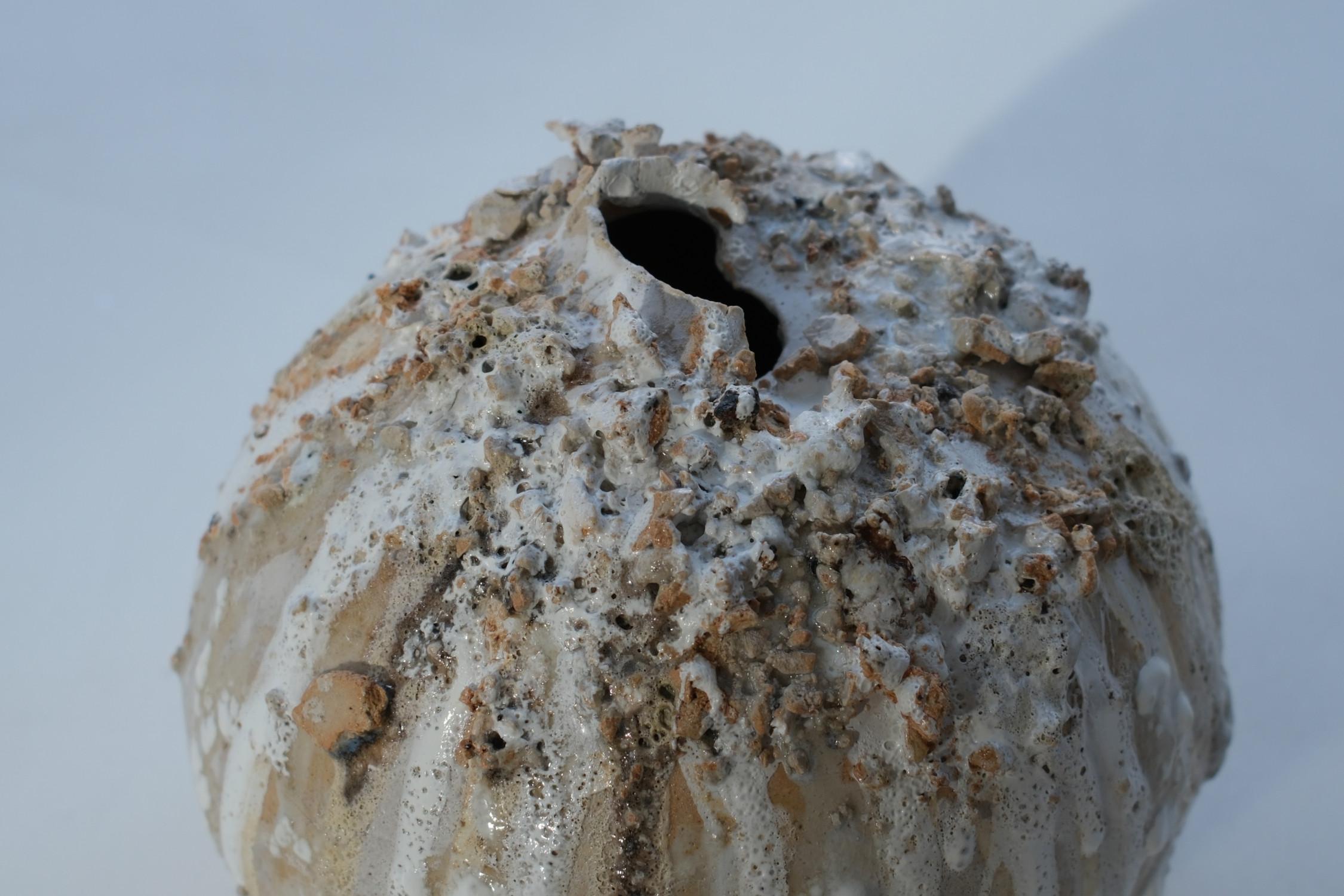 Pequeña escultura de cerámica blanca, 2024 - 'Escultura Gotas 6' en venta 9