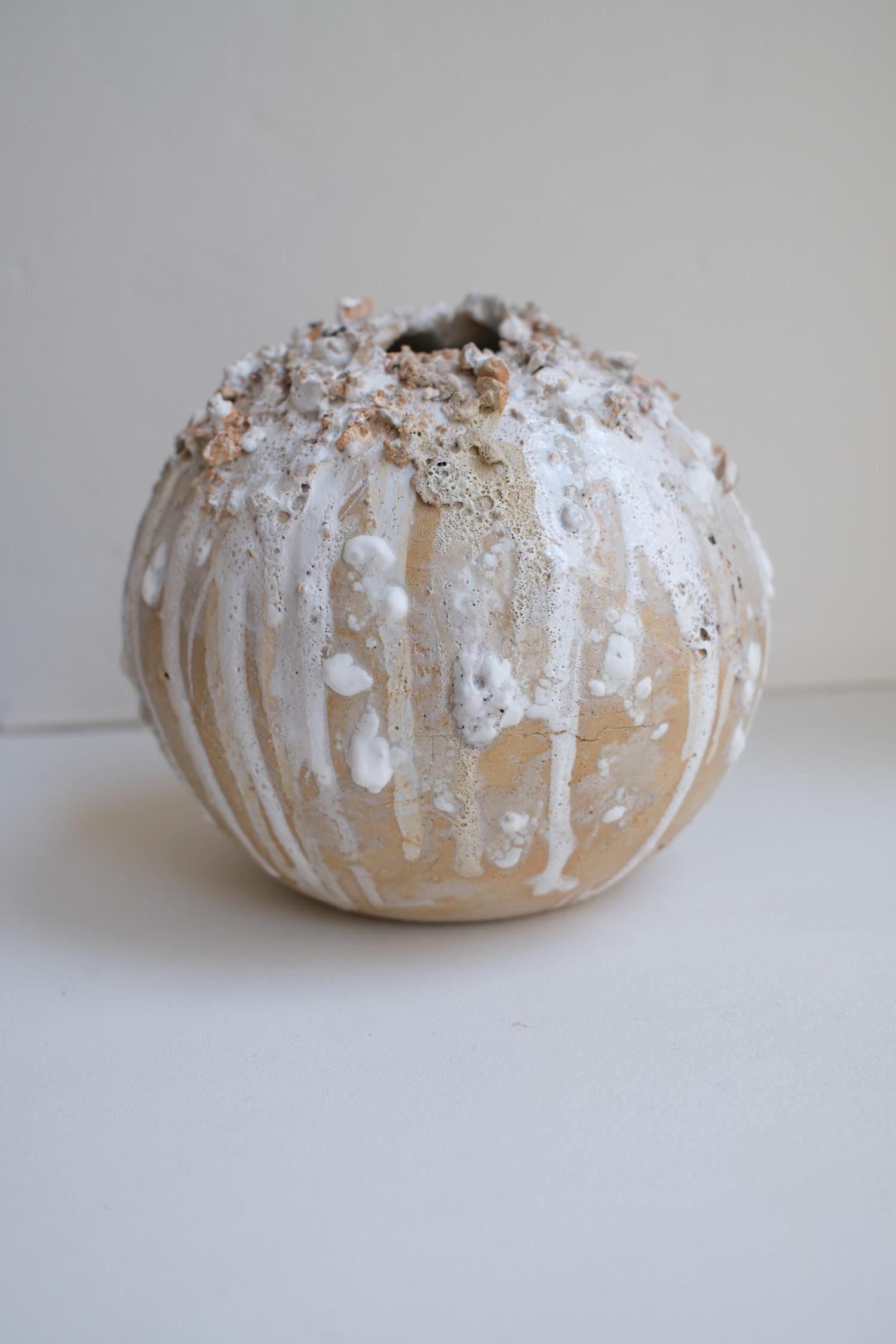 Pequeña escultura de cerámica blanca, 2024 - 'Escultura Gotas 6' - Sculpture de Laura Pasquino