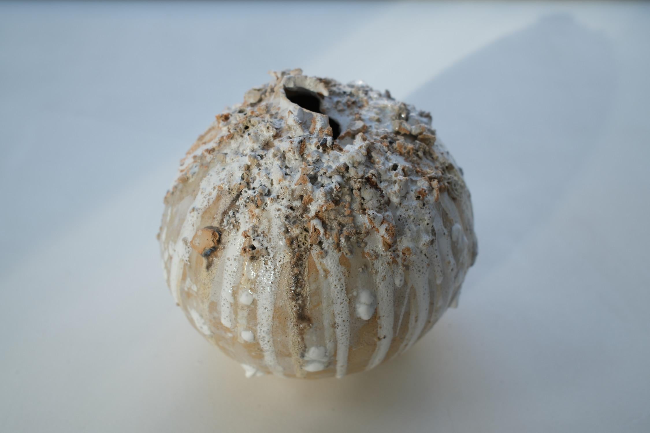 Pequeña escultura de cerámica blanca, 2024 - 'Escultura Gotas 6' en venta 10