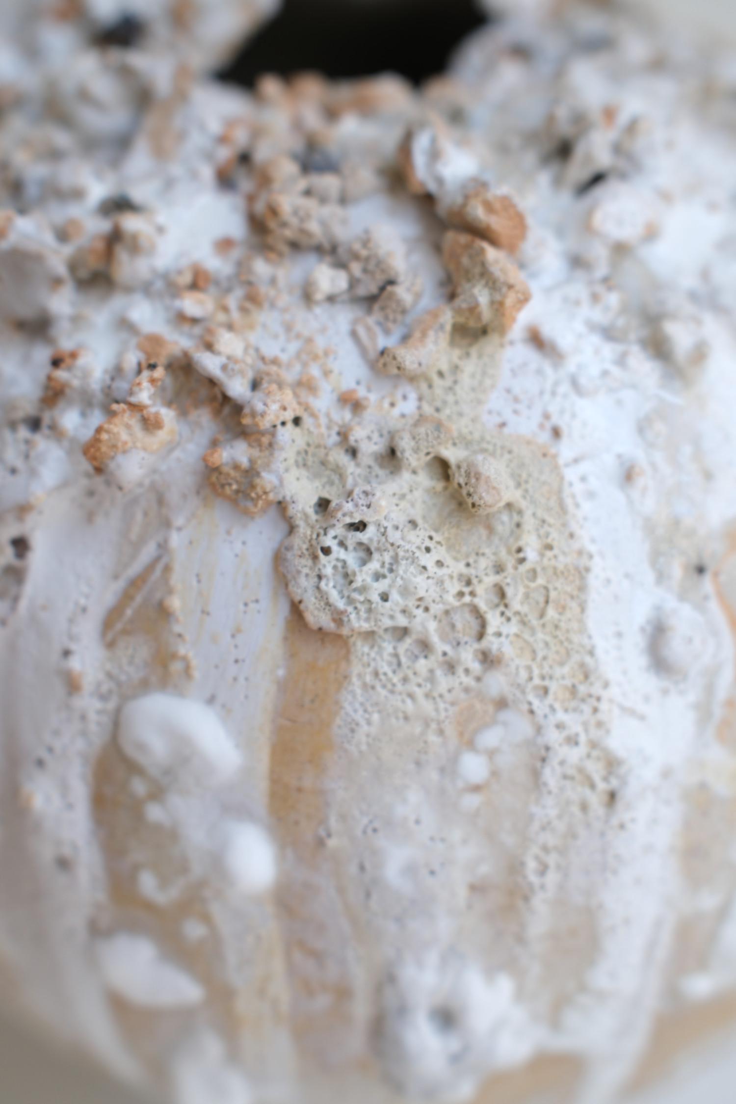 Pequeña escultura de cerámica blanca, 2024 - 'Escultura Gotas 6' en venta 11