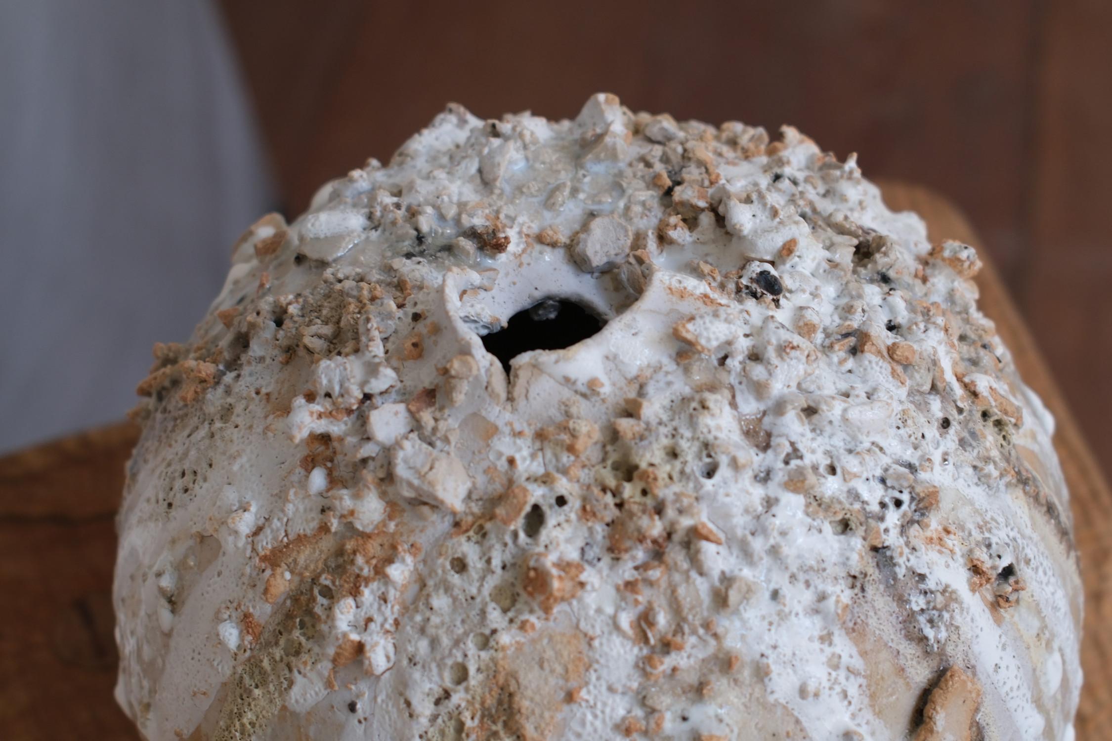 Pequeña escultura de cerámica blanca, 2024 - 'Escultura Gotas 6' en venta 3