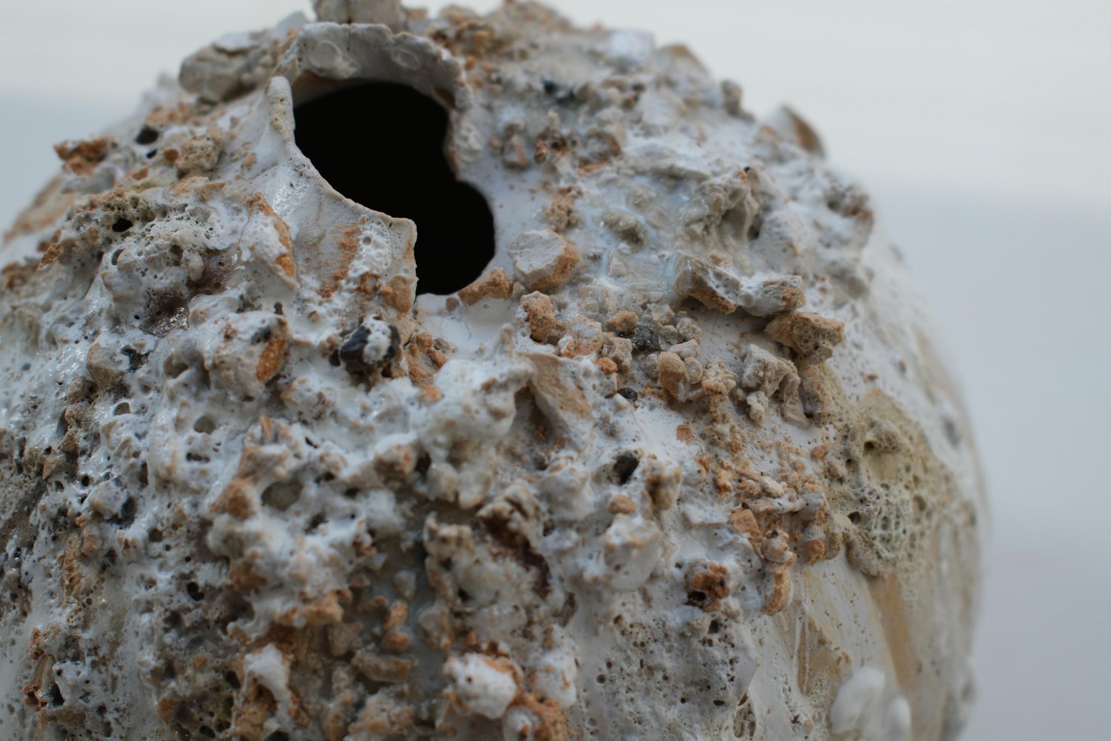 Pequeña escultura de cerámica blanca, 2024 - 'Escultura Gotas 6' en venta 4