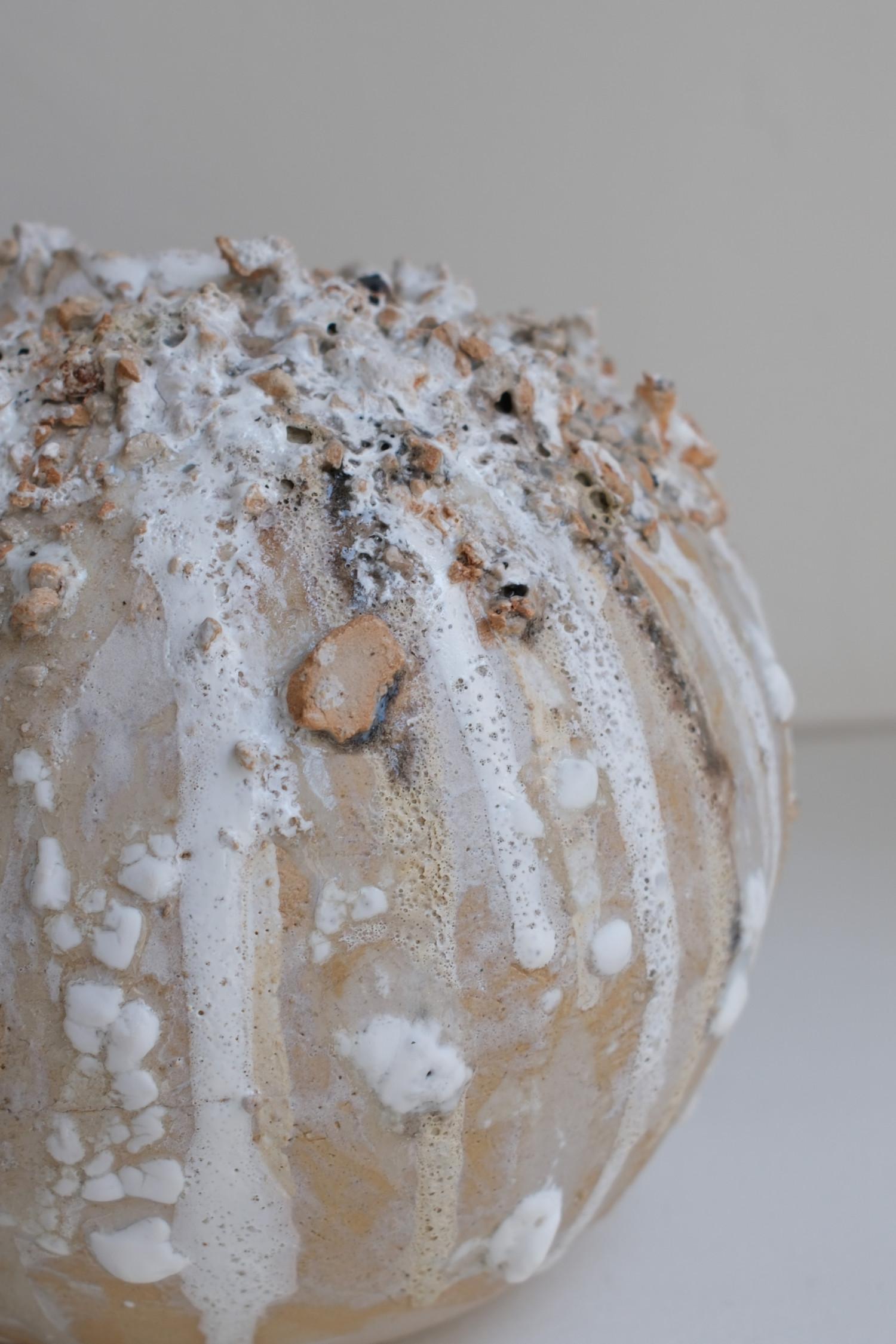 Pequeña escultura de cerámica blanca, 2024 - 'Escultura Gotas 6' en venta 5