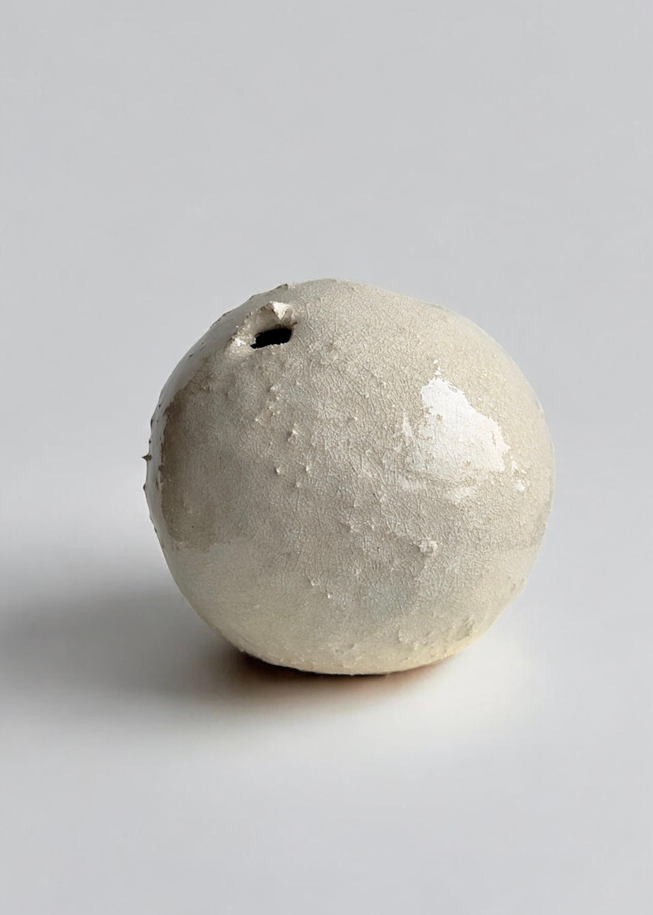 Weiße weiße Keramikskulptur mit Craquelé-Glasur und Craquelé-Glasur, 2025 - 'Nest 1' im Angebot 4