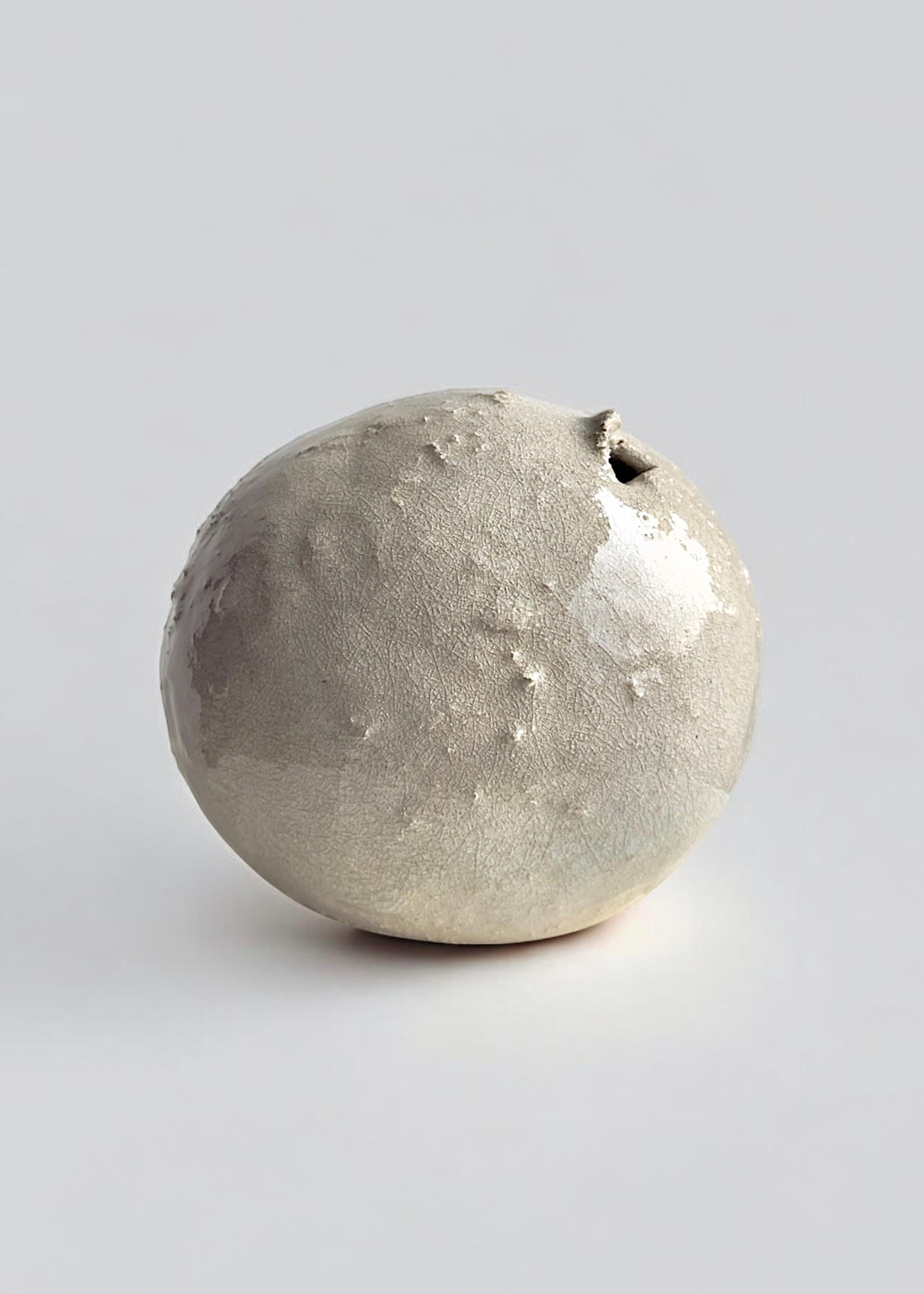 Weiße weiße Keramikskulptur mit Craquelé-Glasur und Craquelé-Glasur, 2025 - 'Nest 1' im Angebot 5