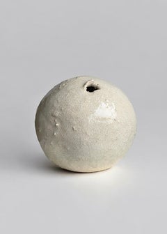 Pequeña escultura de cerámica blanca con vidriado craquelado, 2025 - "Nido 1