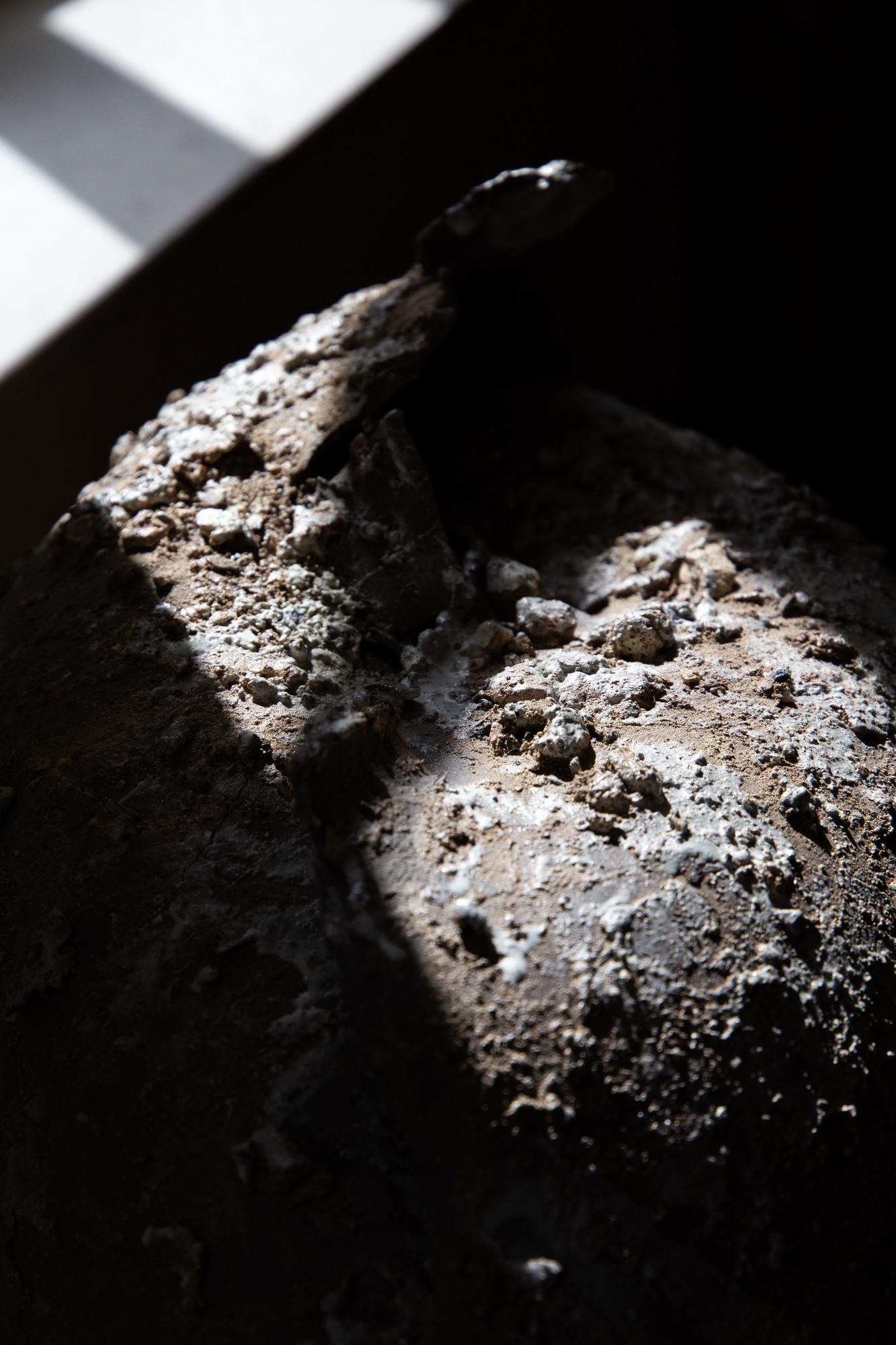 Große graue Keramik mit experimenteller Glasur, - ohne Titel 27 – Sculpture von Laura Pasquino