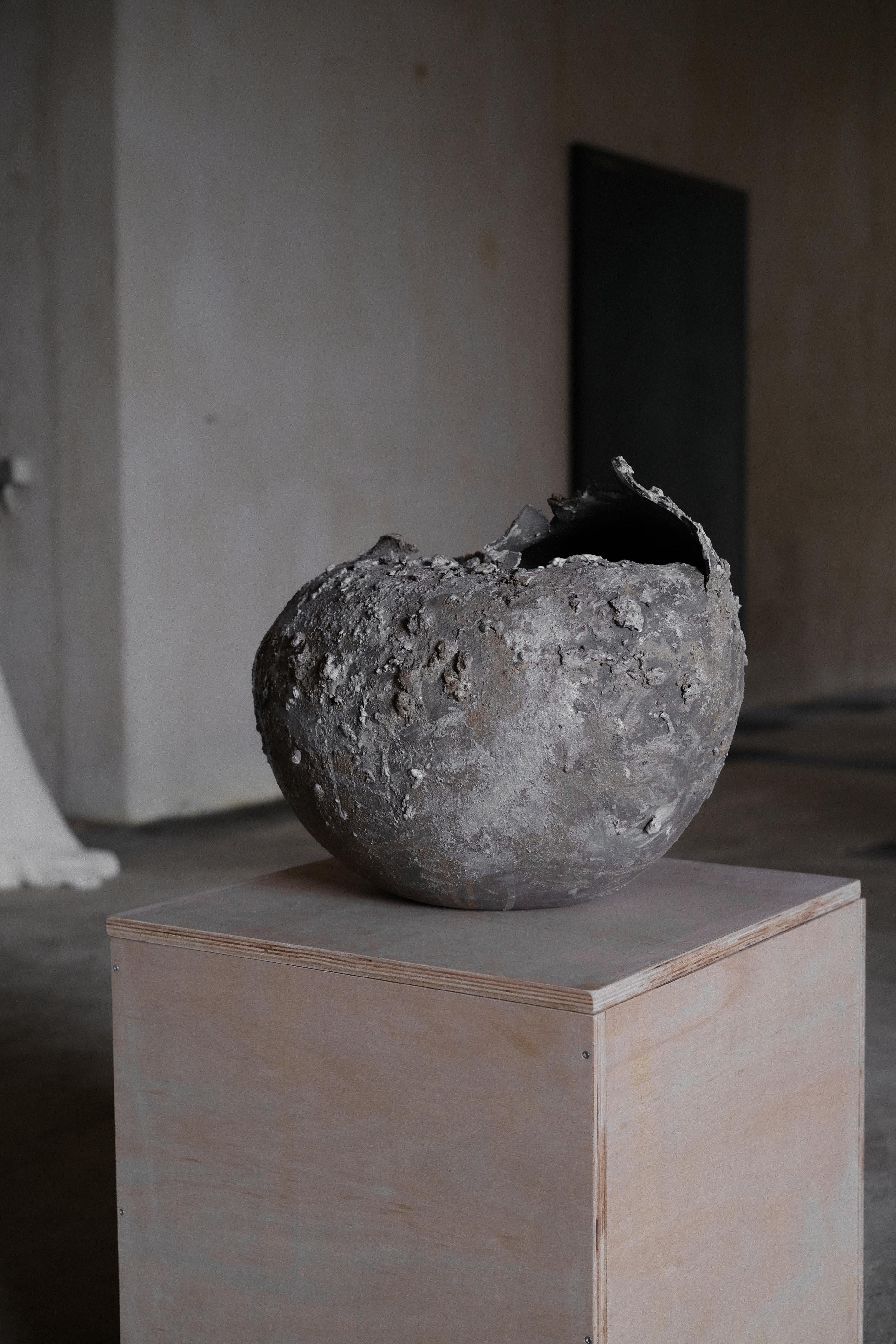 Laura Pasquino Abstract Sculpture – Große graue Keramik mit experimenteller Glasur, - ohne Titel 27