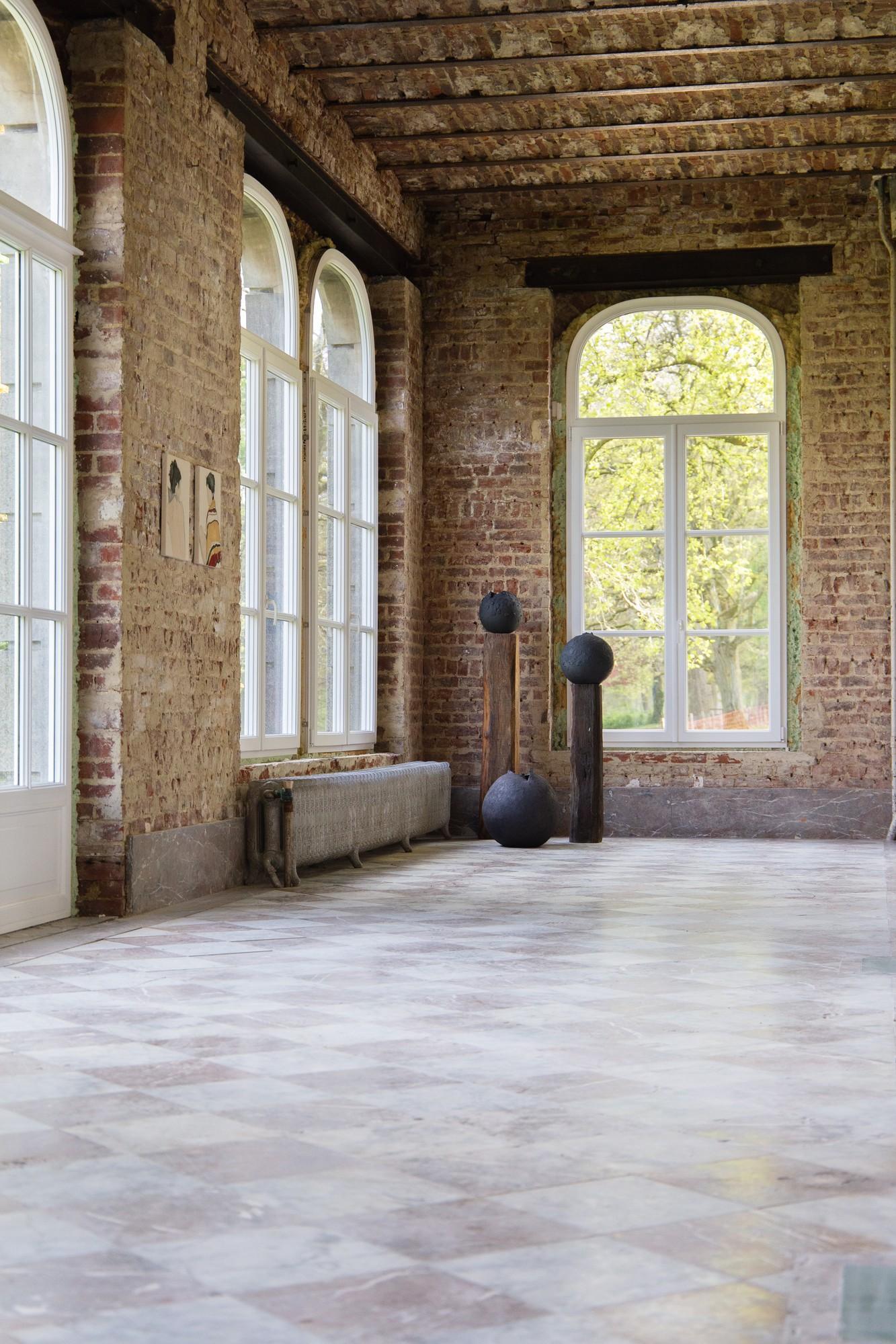 Laura Pasquino (geb. 1987, Estland) ist eine in Amsterdam, Niederlande, ansässige Keramikkünstlerin. Bevor sie 2019 ihr eigenes Studio eröffnete, verfeinerte sie ihr Handwerk in Kyoto, Japan, und Lissabon, Portugal. Ihre künstlerische Praxis ist