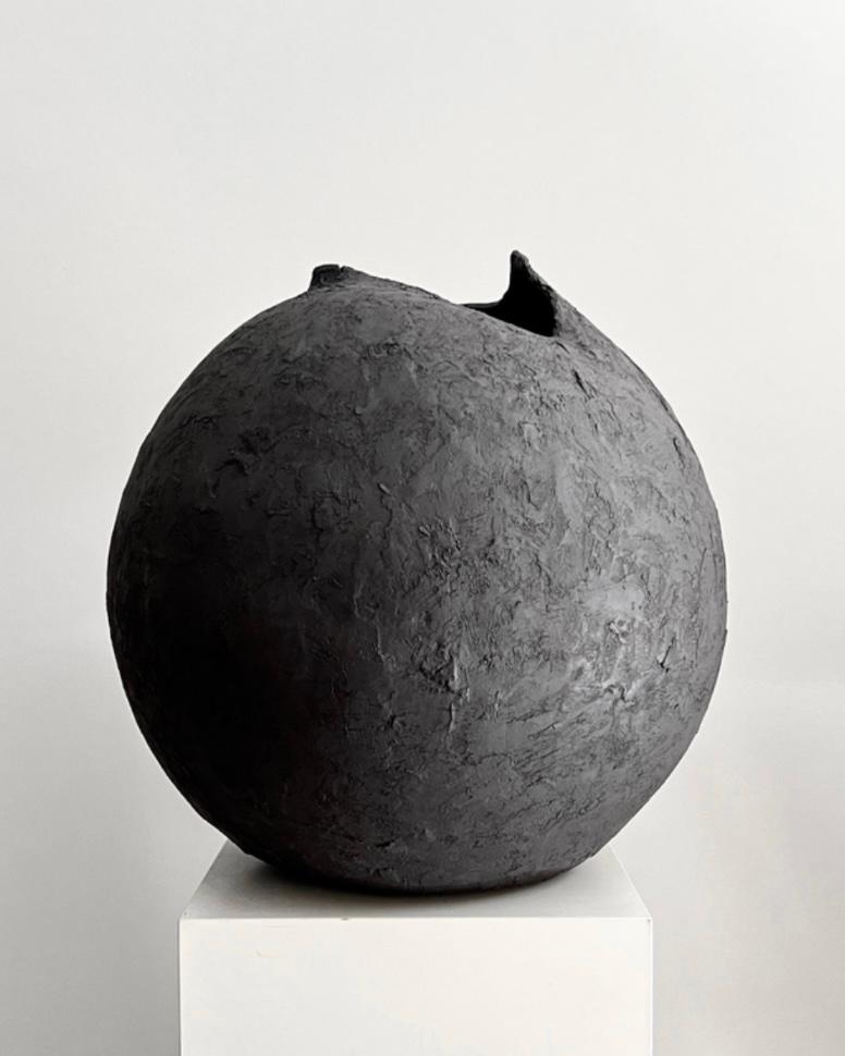 Skulpturales Stück aus schwarzer Keramik mit Rohoberfläche, 2024, ohne Titel 84, Skulptur – Sculpture von Laura Pasquino