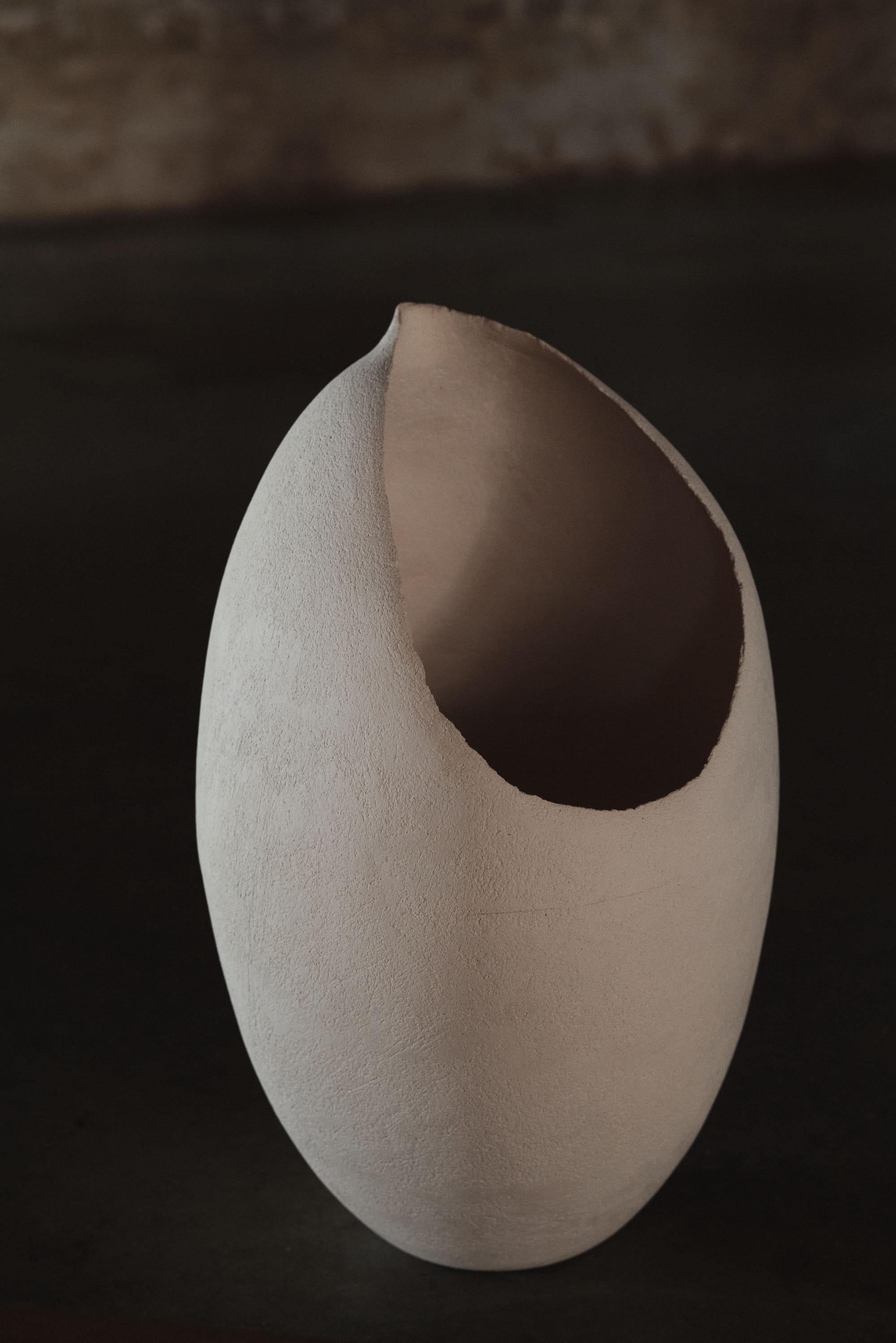 Scultura in ceramica bianca con texture, 2025 - 'Milk Jug' (brocca di latte) in vendita 5