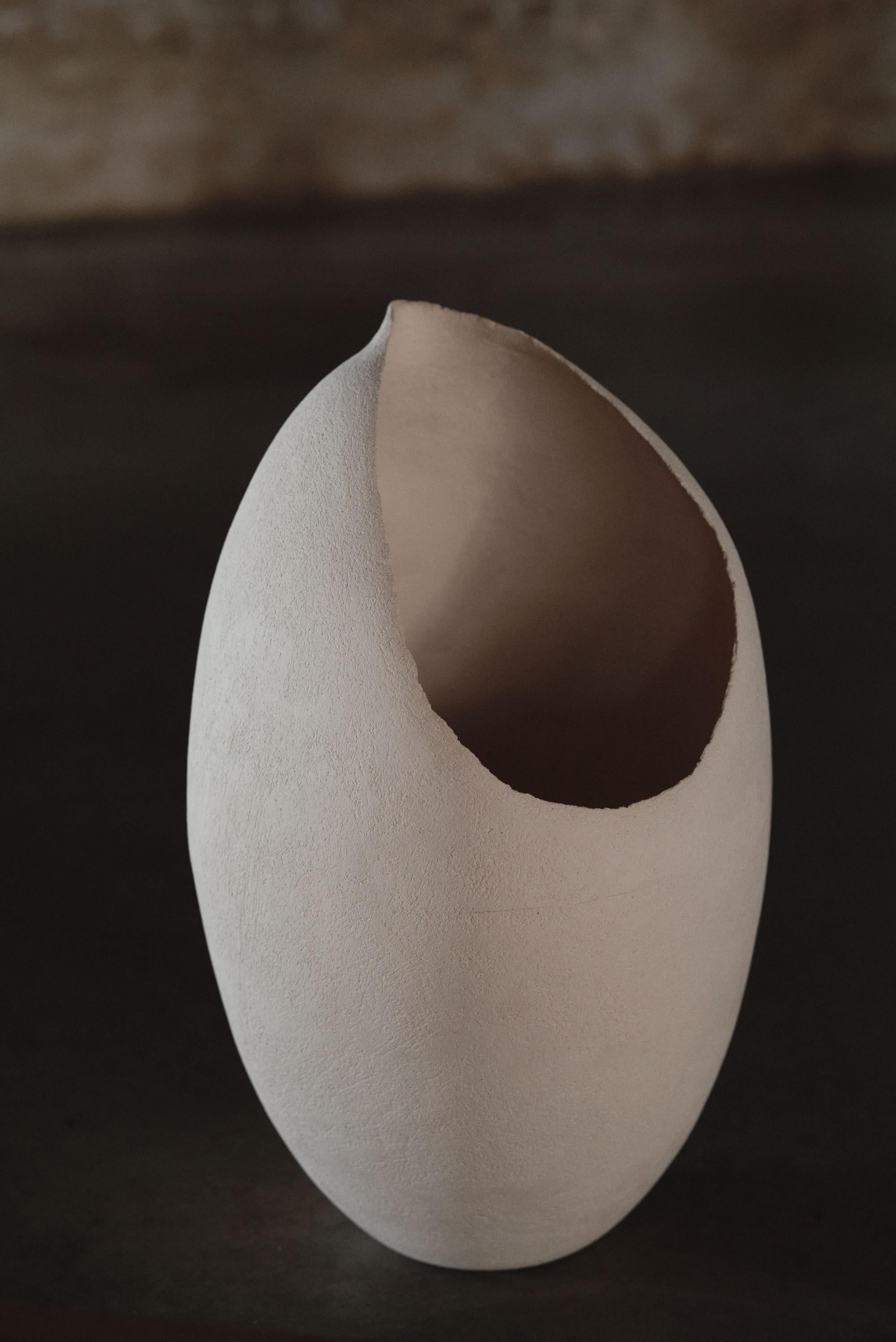 Scultura in ceramica bianca con texture, 2025 - 'Milk Jug' (brocca di latte) in vendita 6