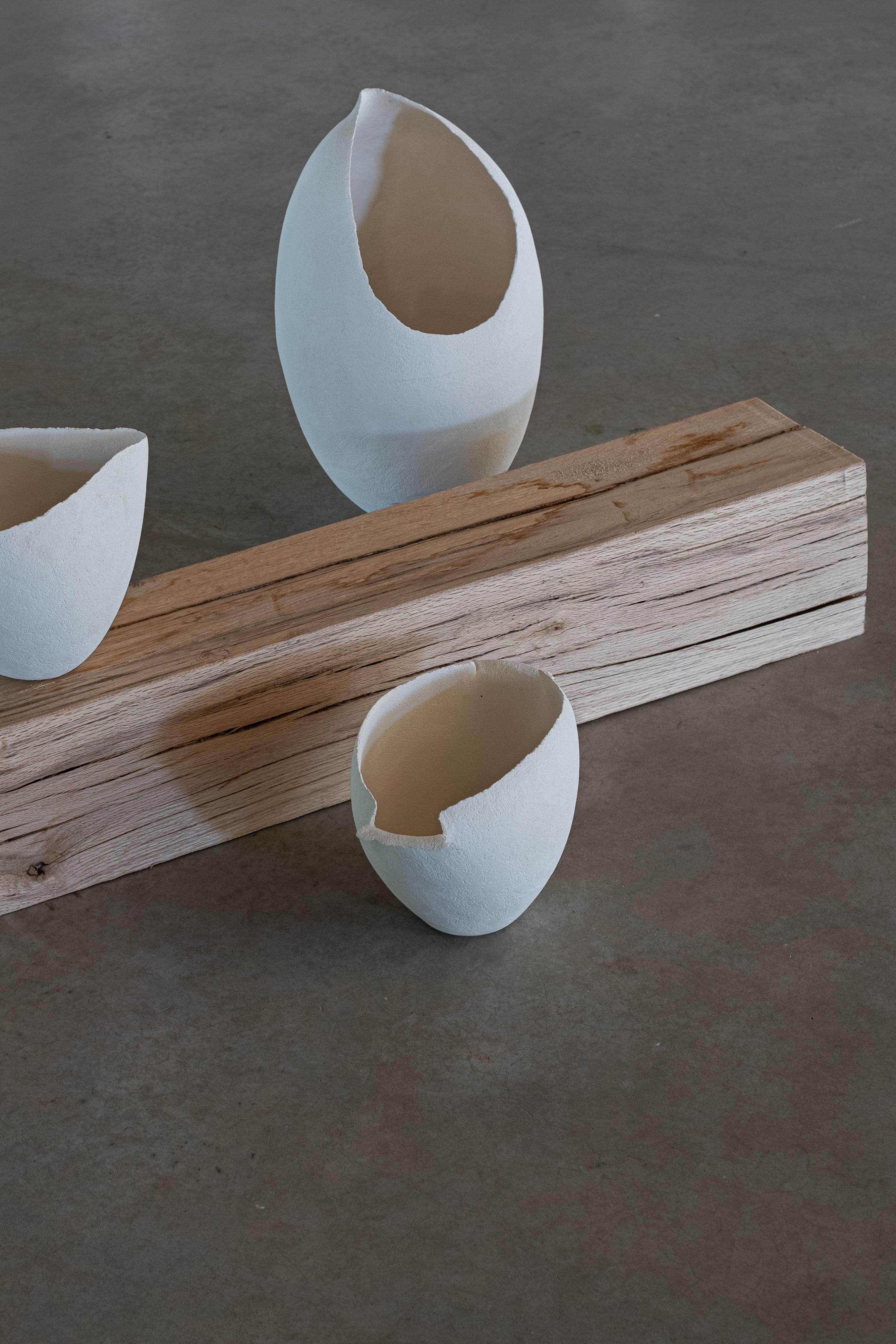 Scultura in ceramica bianca con texture, 2025 - 'Milk Jug' (brocca di latte) in vendita 9