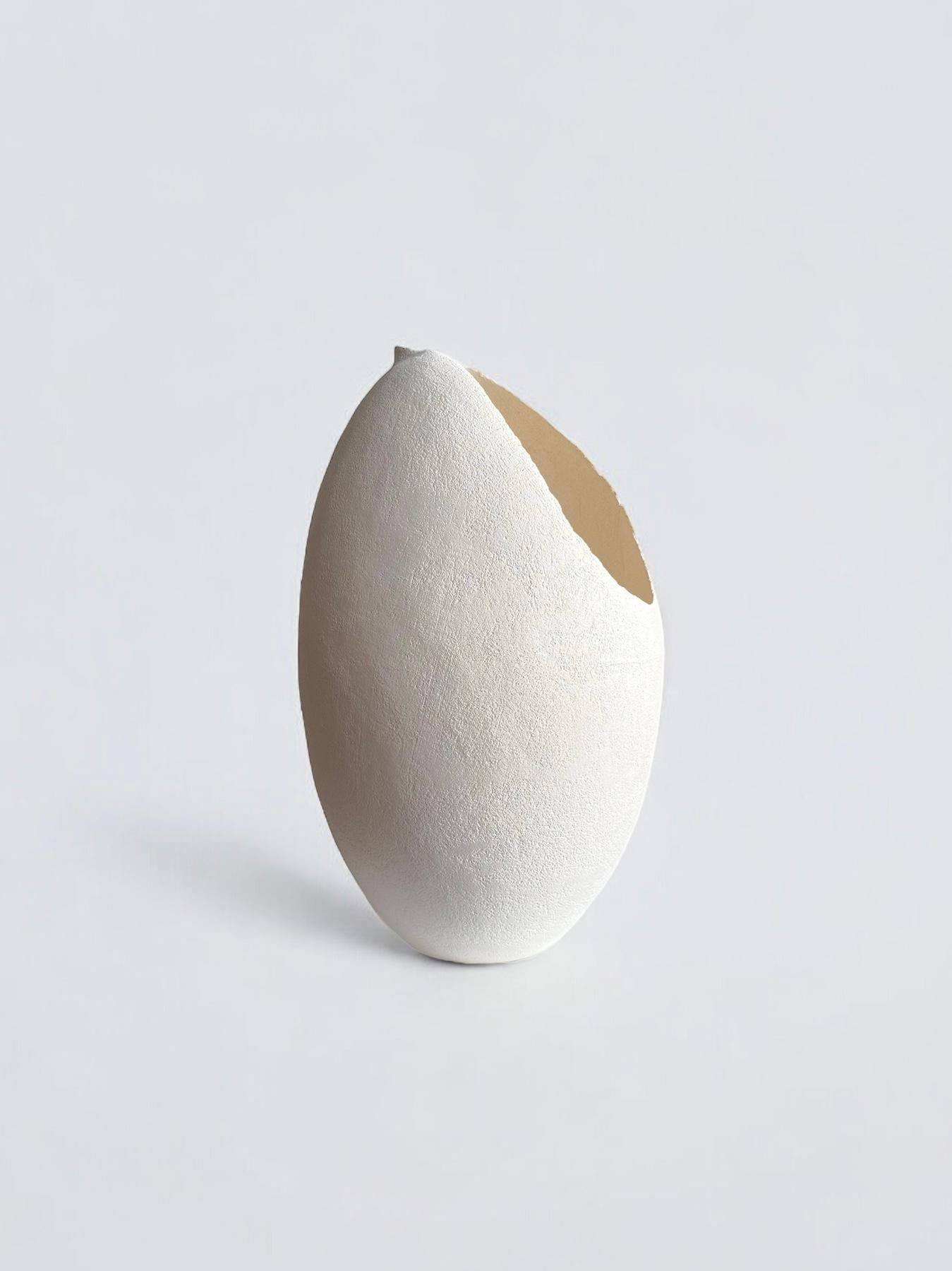 Scultura in ceramica bianca con texture, 2025 - 'Milk Jug' (brocca di latte) in vendita 10
