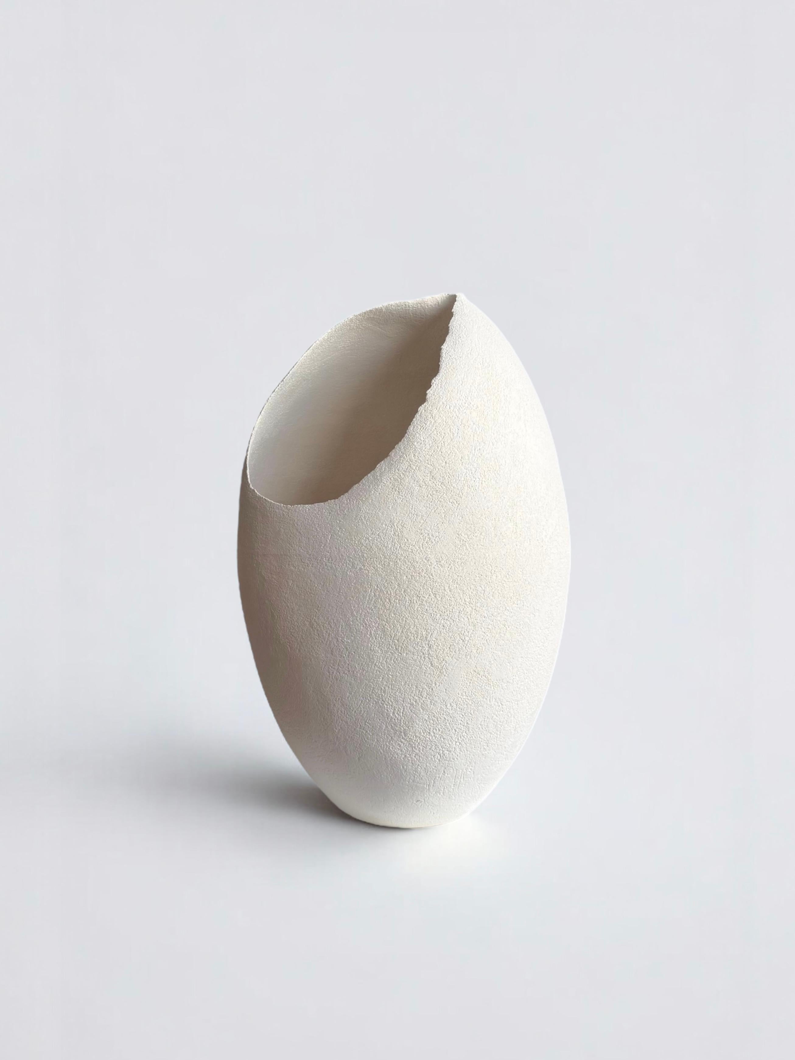 Scultura in ceramica bianca con texture, 2025 - 'Milk Jug' (brocca di latte) in vendita 11