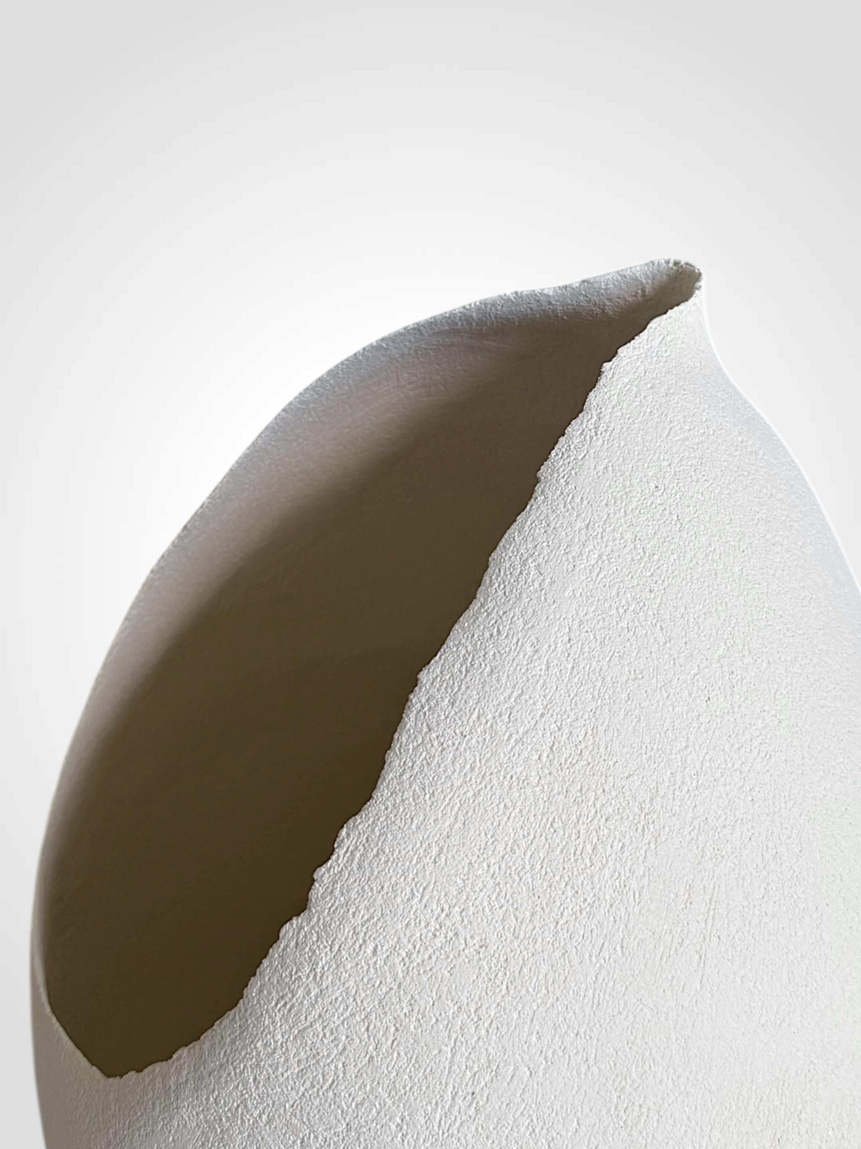 Scultura in ceramica bianca con texture, 2025 - 'Milk Jug' (brocca di latte) in vendita 12