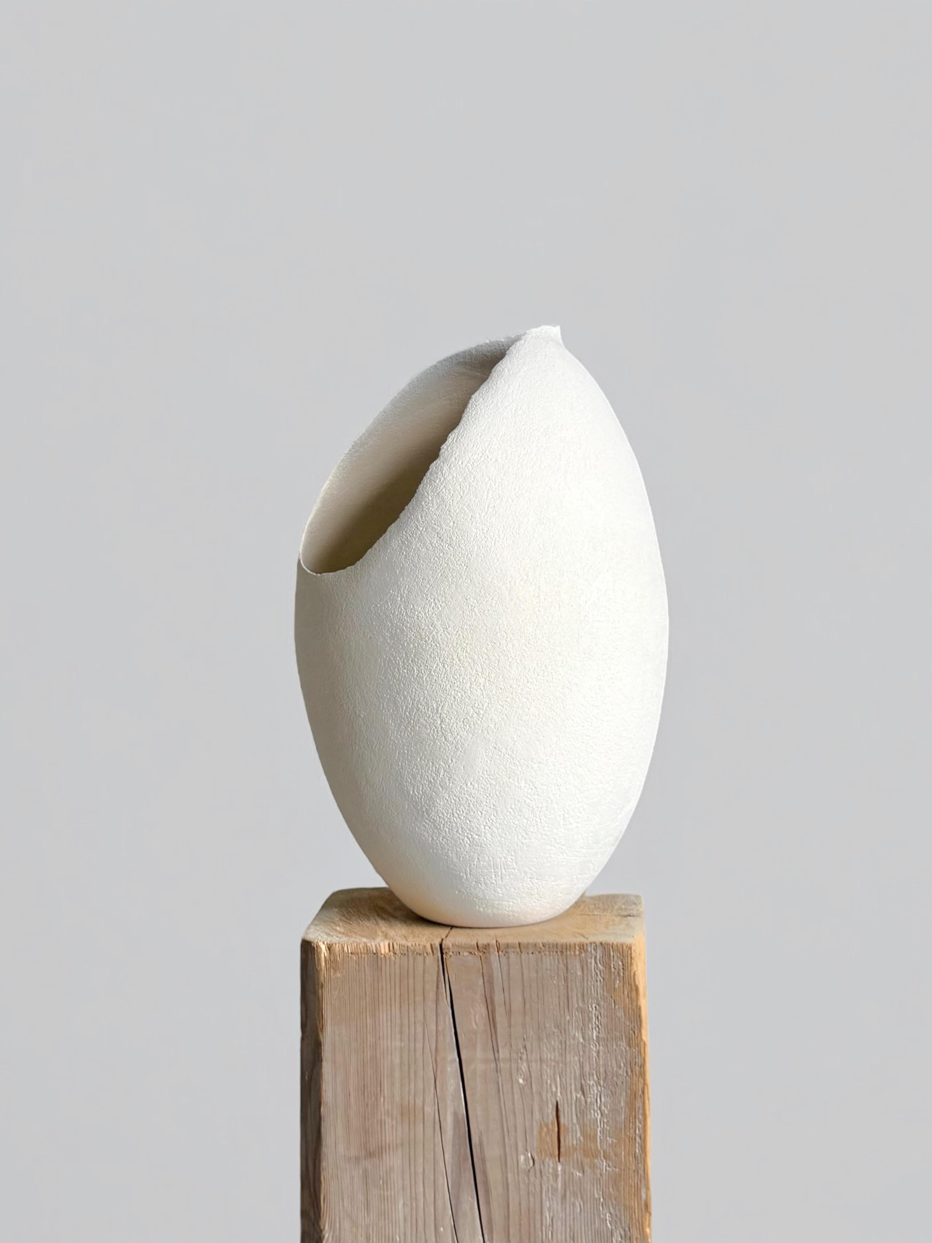 Scultura in ceramica bianca con texture, 2025 - 'Milk Jug' (brocca di latte) in vendita 13