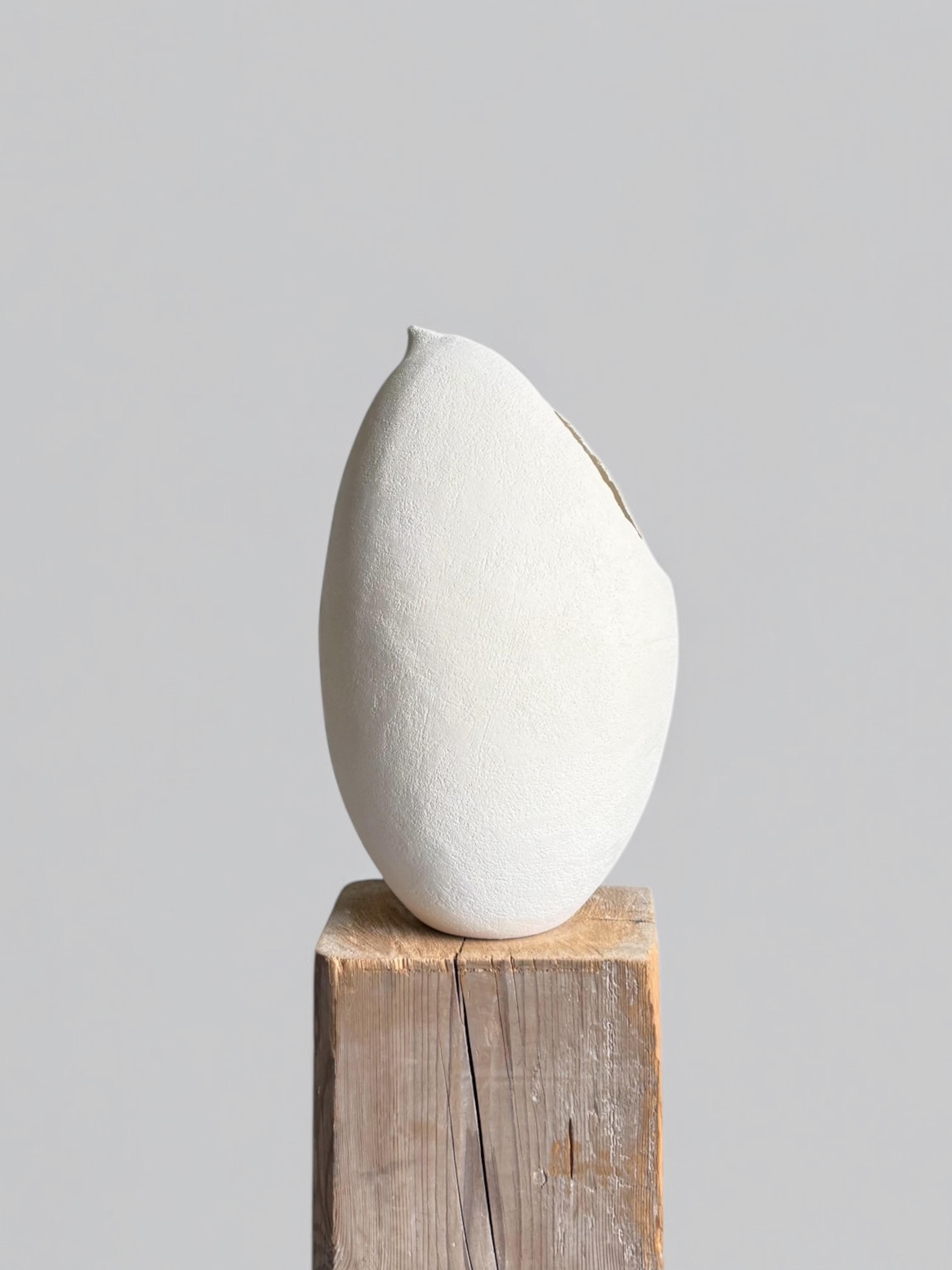 Scultura in ceramica bianca con texture, 2025 - 'Milk Jug' (brocca di latte) in vendita 14