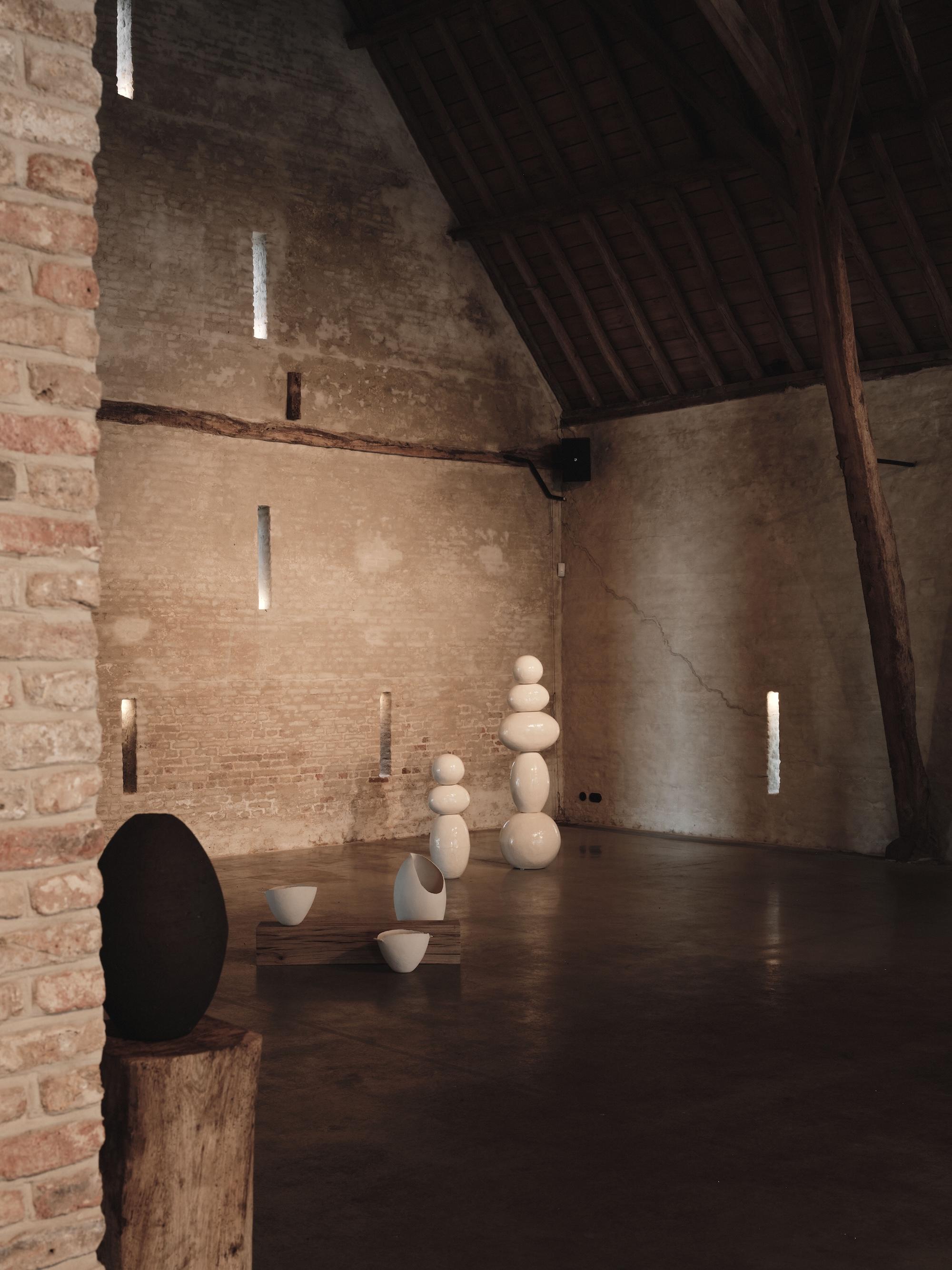 Scultura in ceramica bianca con texture, 2025 - 'Milk Jug' (brocca di latte) - Sculpture Contemporaneo di Laura Pasquino