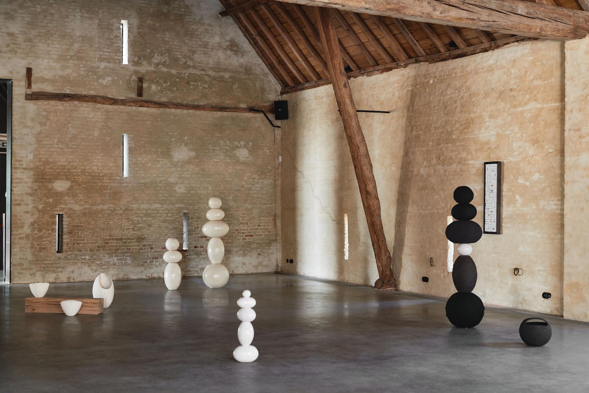 Creata appositamente per Timeless Remnants - la mostra in collaborazione tra Grège Gallery e CWART - Milk Jug incarna l'approccio profondamente personale di Laura Pasquino alla scultura ceramica contemporanea. La mostra, allestita nelle ex stalle di