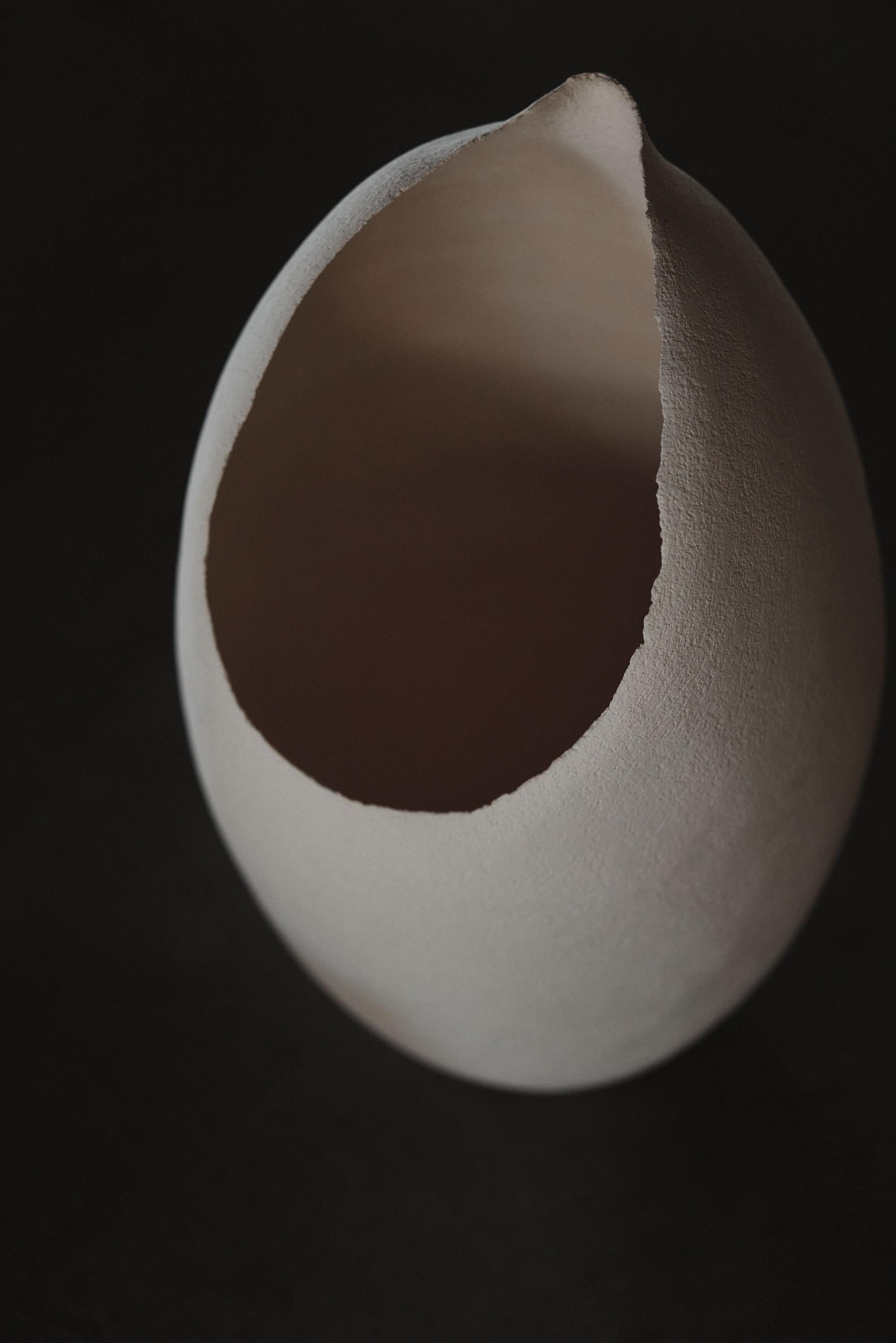 Scultura in ceramica bianca con texture, 2025 - 'Milk Jug' (brocca di latte) in vendita 1