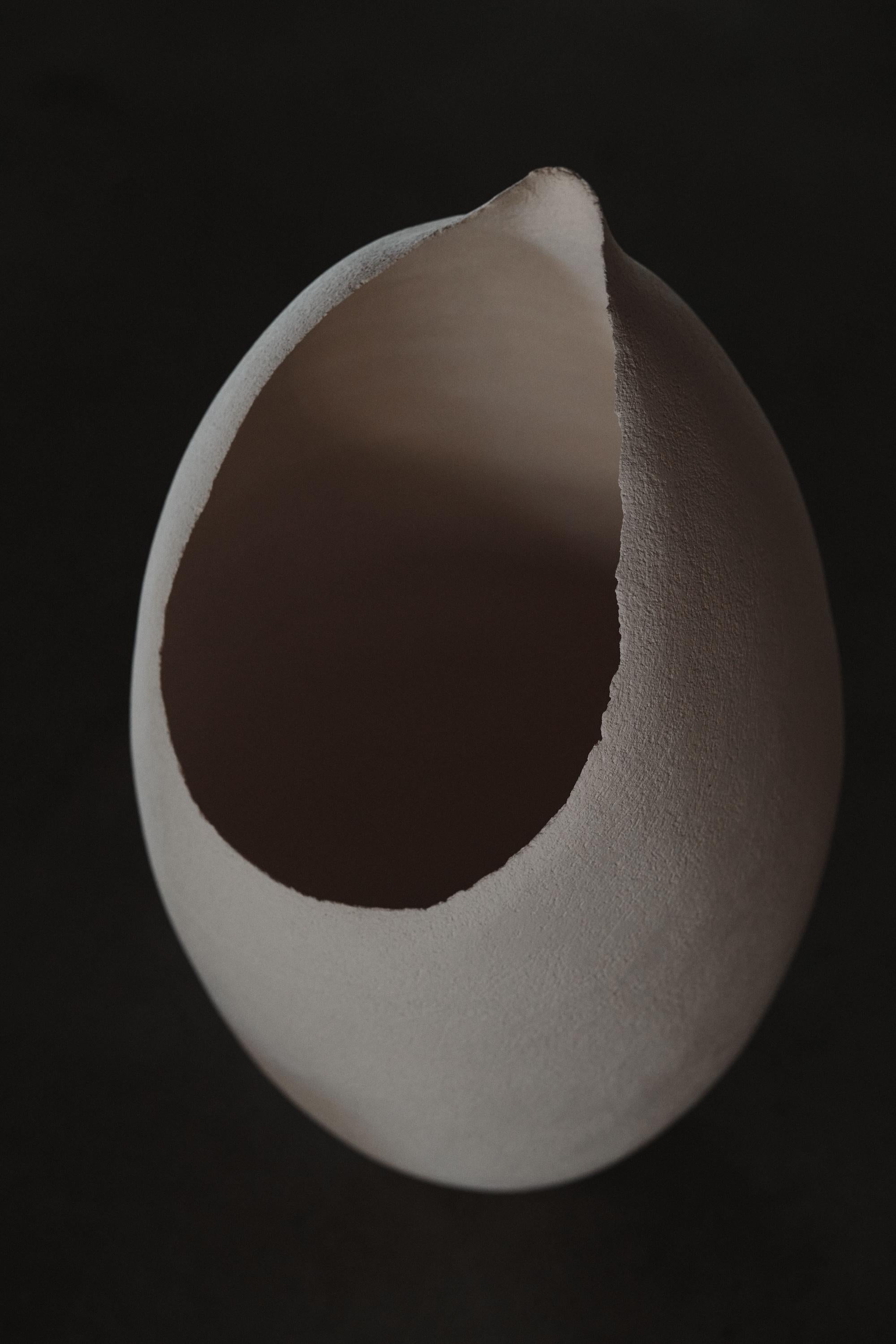 Scultura in ceramica bianca con texture, 2025 - 'Milk Jug' (brocca di latte) in vendita 2