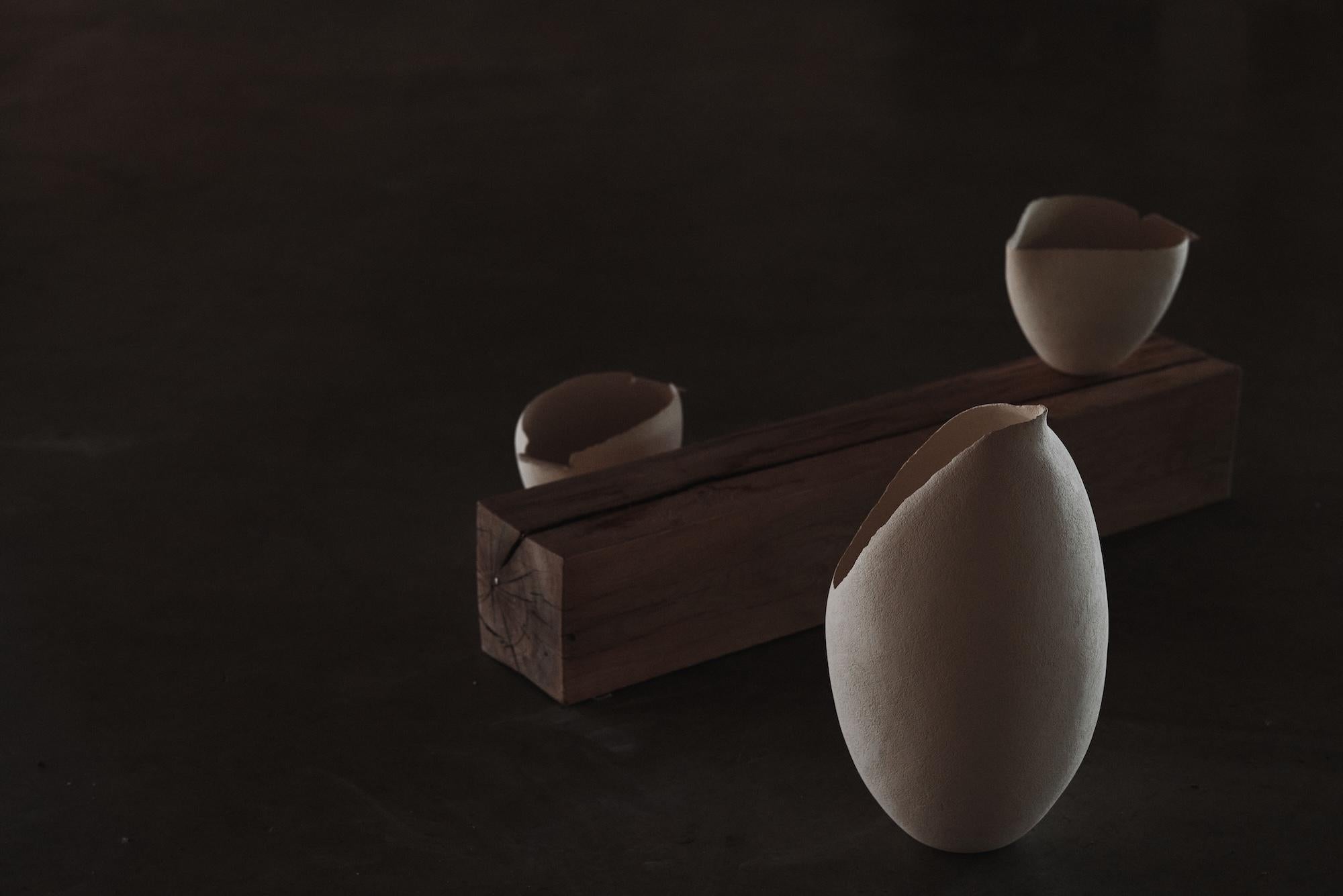 Scultura in ceramica bianca con texture, 2025 - 'Milk Jug' (brocca di latte) in vendita 4