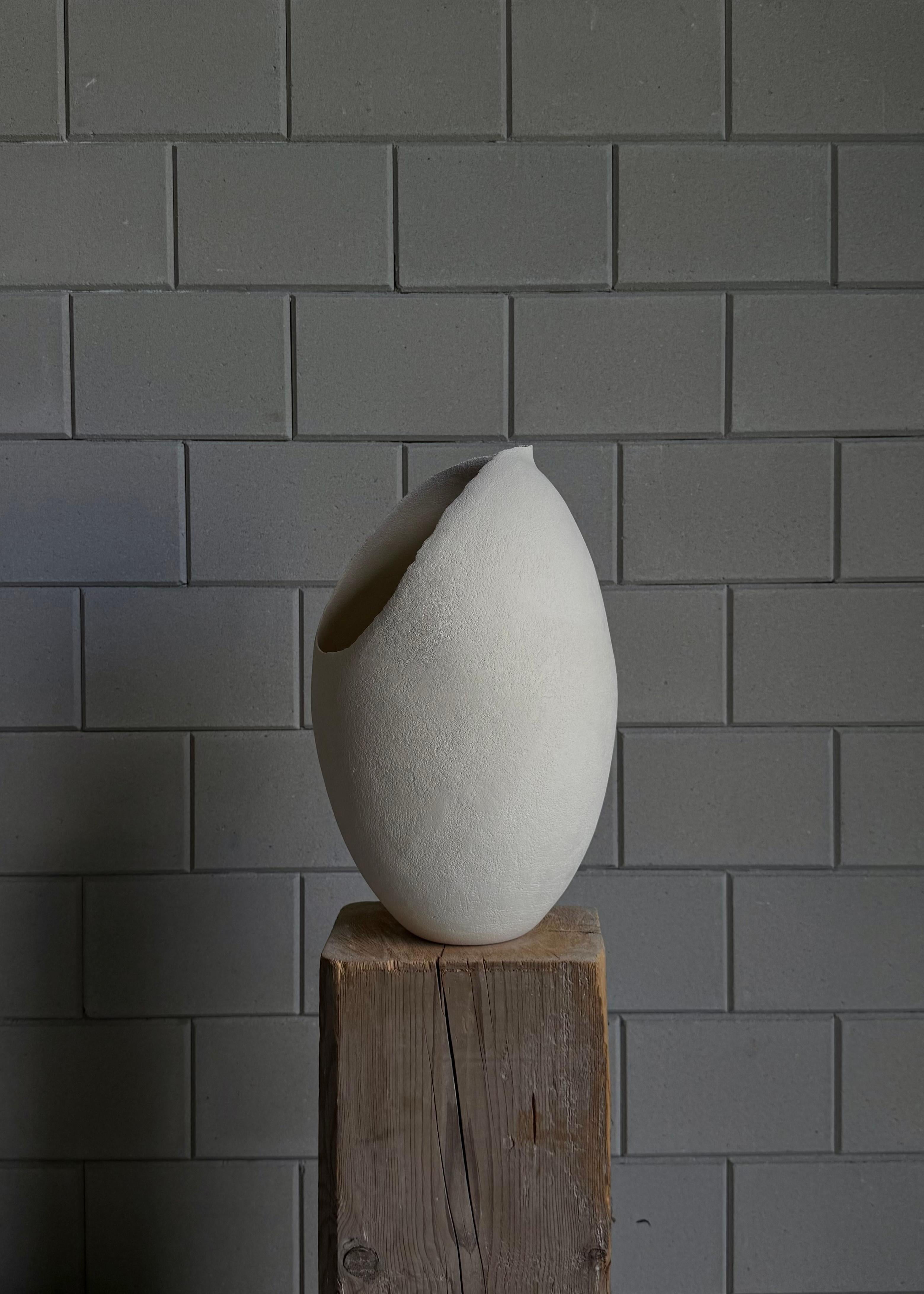 Abstract Sculpture di Laura Pasquino - Scultura in ceramica bianca con texture, 2025 - 'Milk Jug' (brocca di latte)