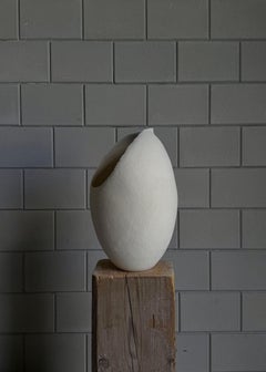 Scultura in ceramica bianca con texture, 2025 - 'Milk Jug' (brocca di latte)