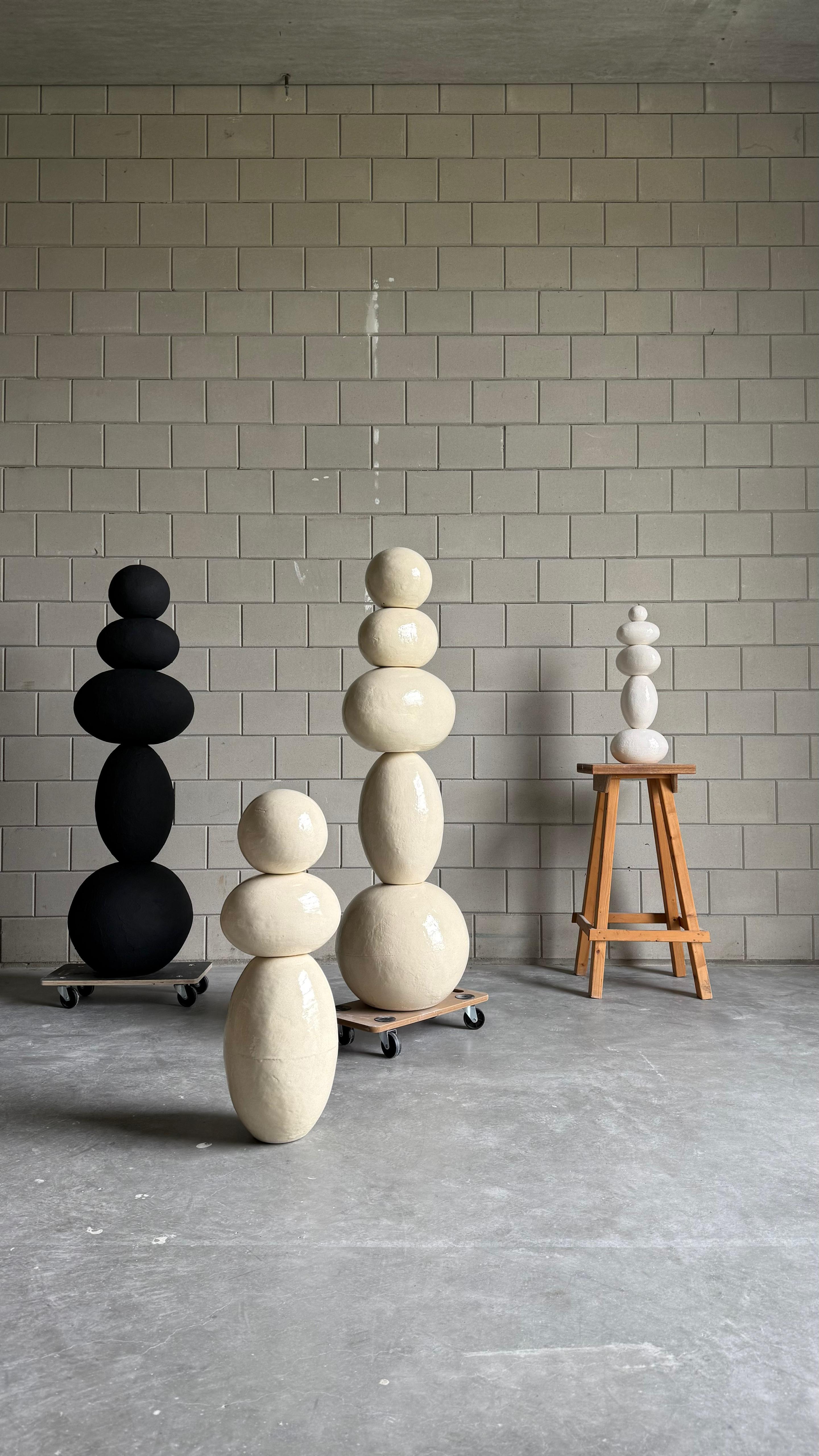 Weiße Totem-Skulptur aus Keramik, 2025 - 'Bäuerin' im Angebot 5