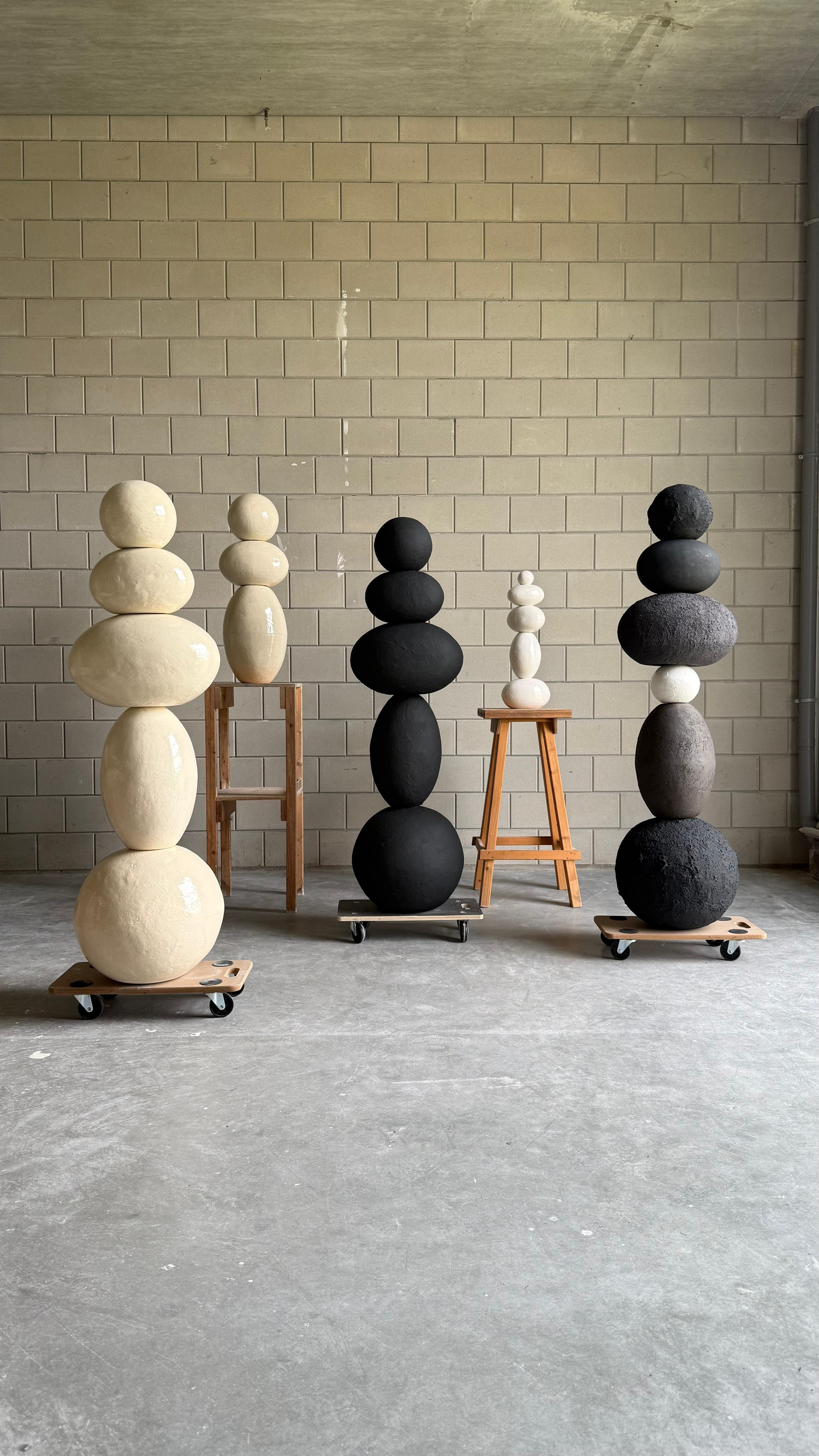Weiße Totem-Skulptur aus Keramik, 2025 - 'Bäuerin' im Angebot 6