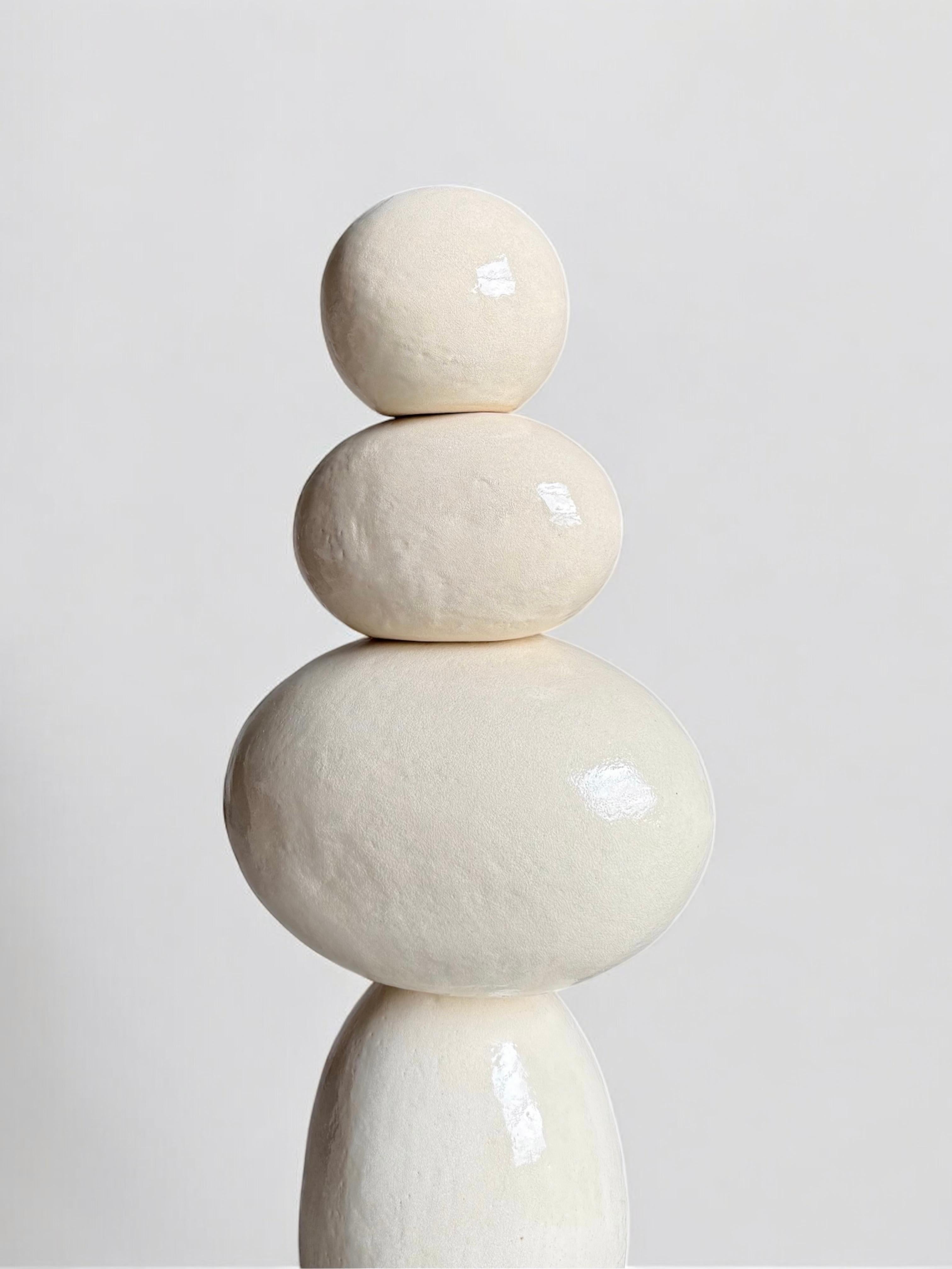 Weiße Totem-Skulptur aus Keramik, 2025 - 'Bäuerin' im Angebot 7