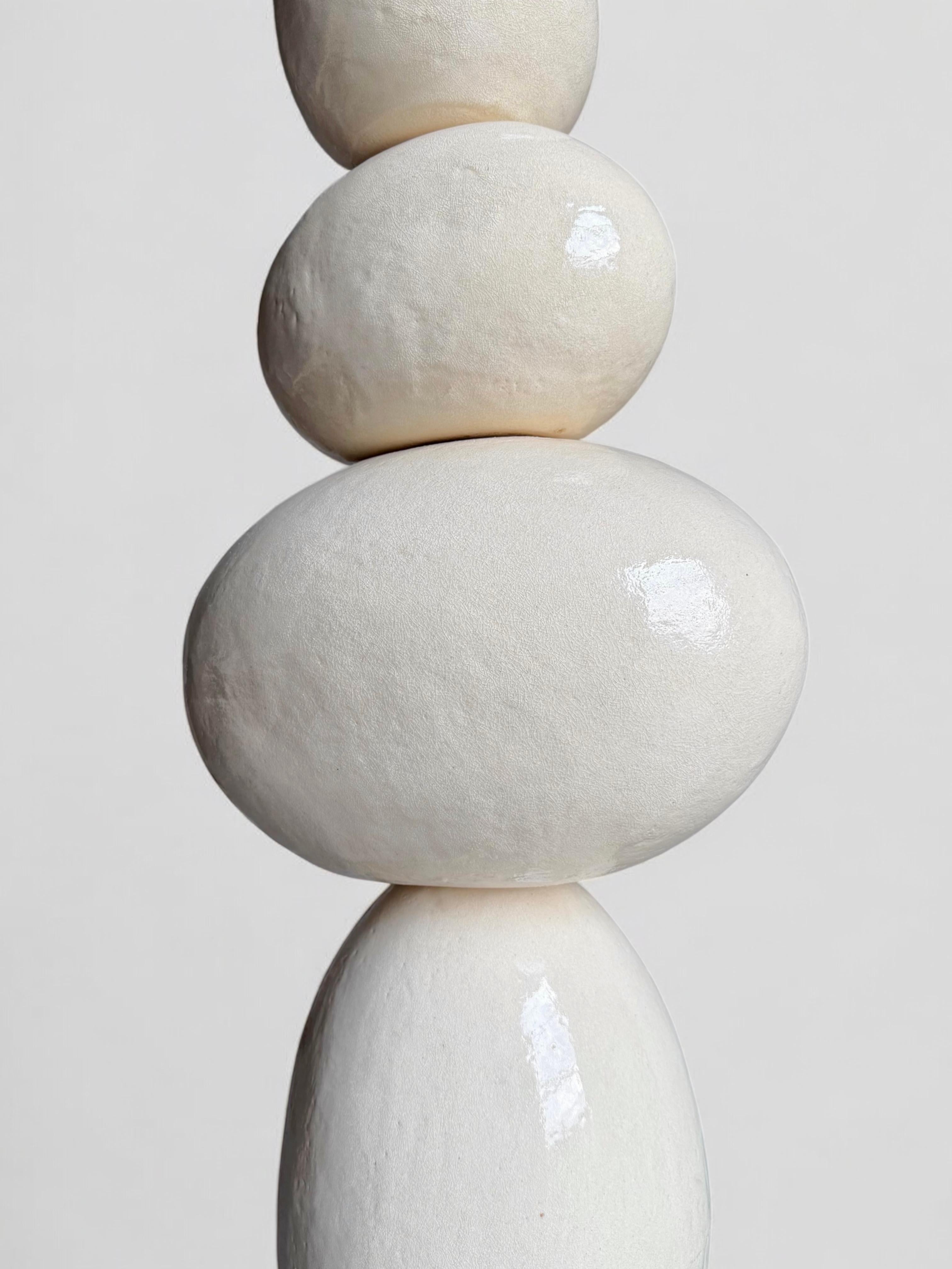 Weiße Totem-Skulptur aus Keramik, 2025 - 'Bäuerin' im Angebot 8