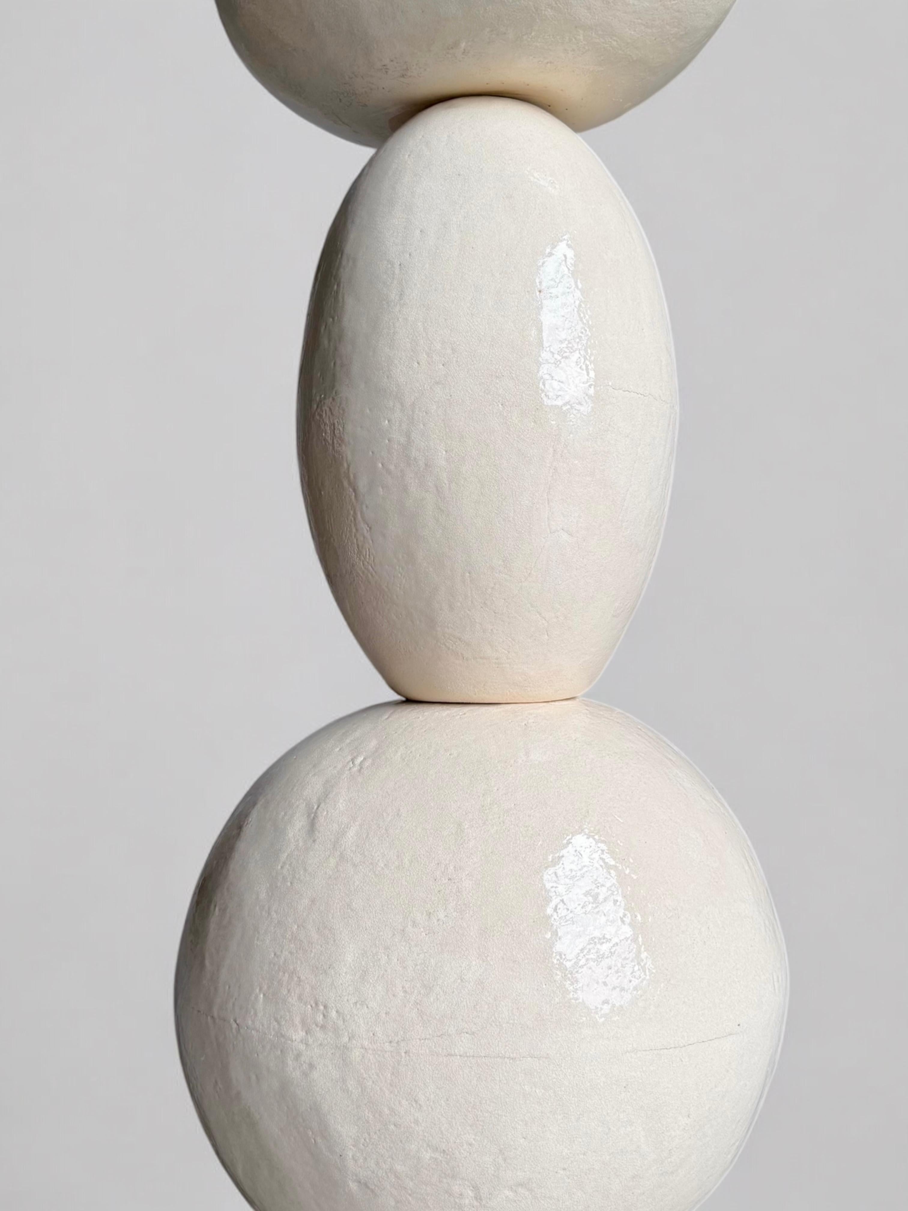 Weiße Totem-Skulptur aus Keramik, 2025 - 'Bäuerin' im Angebot 9